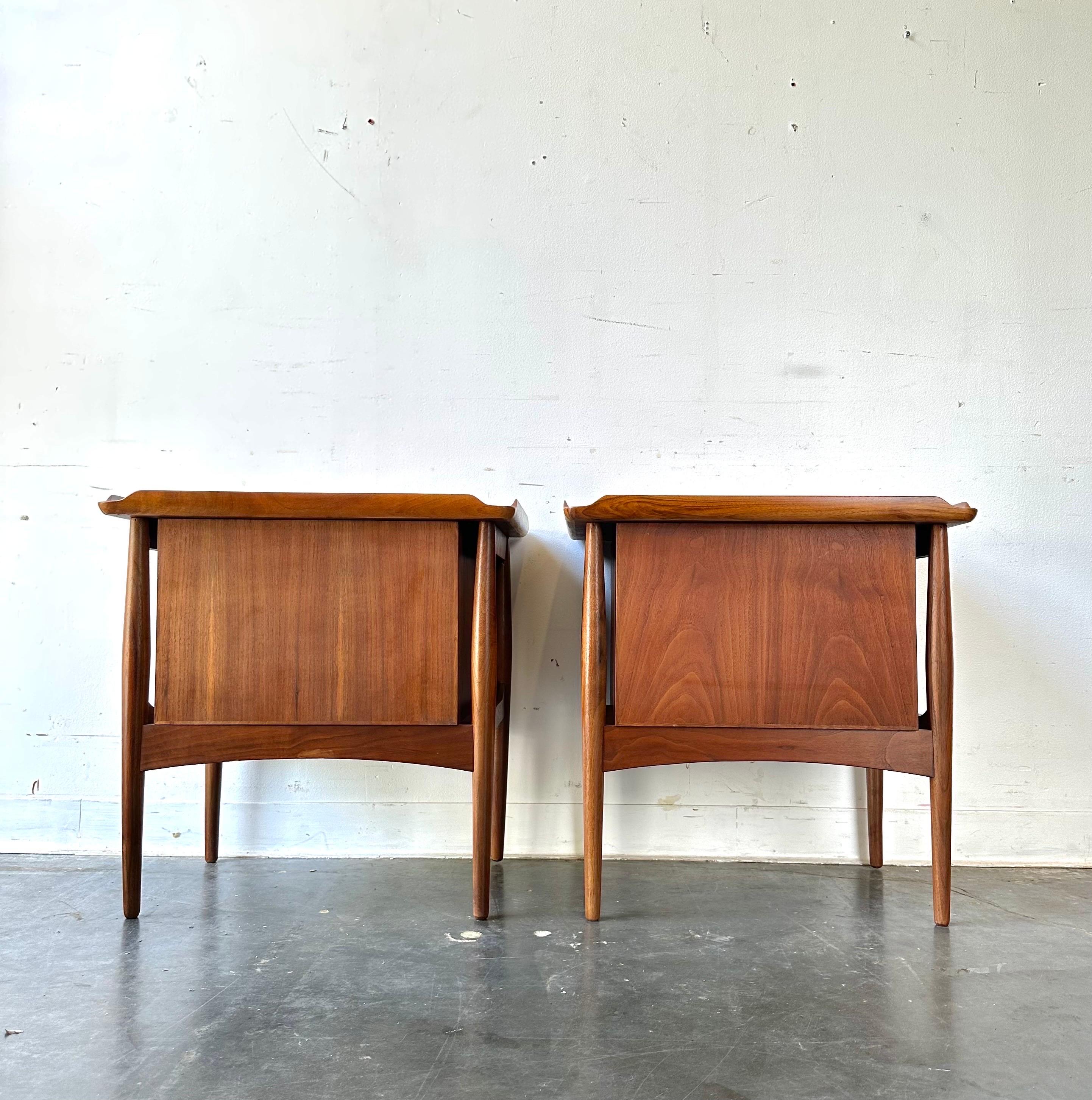 Danish sculptural base end tables or nightstands.

Phenomenal set in excellent condition. ( recently restored) Featuring a single drawer and open shelf in each, these can sit in the middle of a room as the backs are fully finished with outstanding