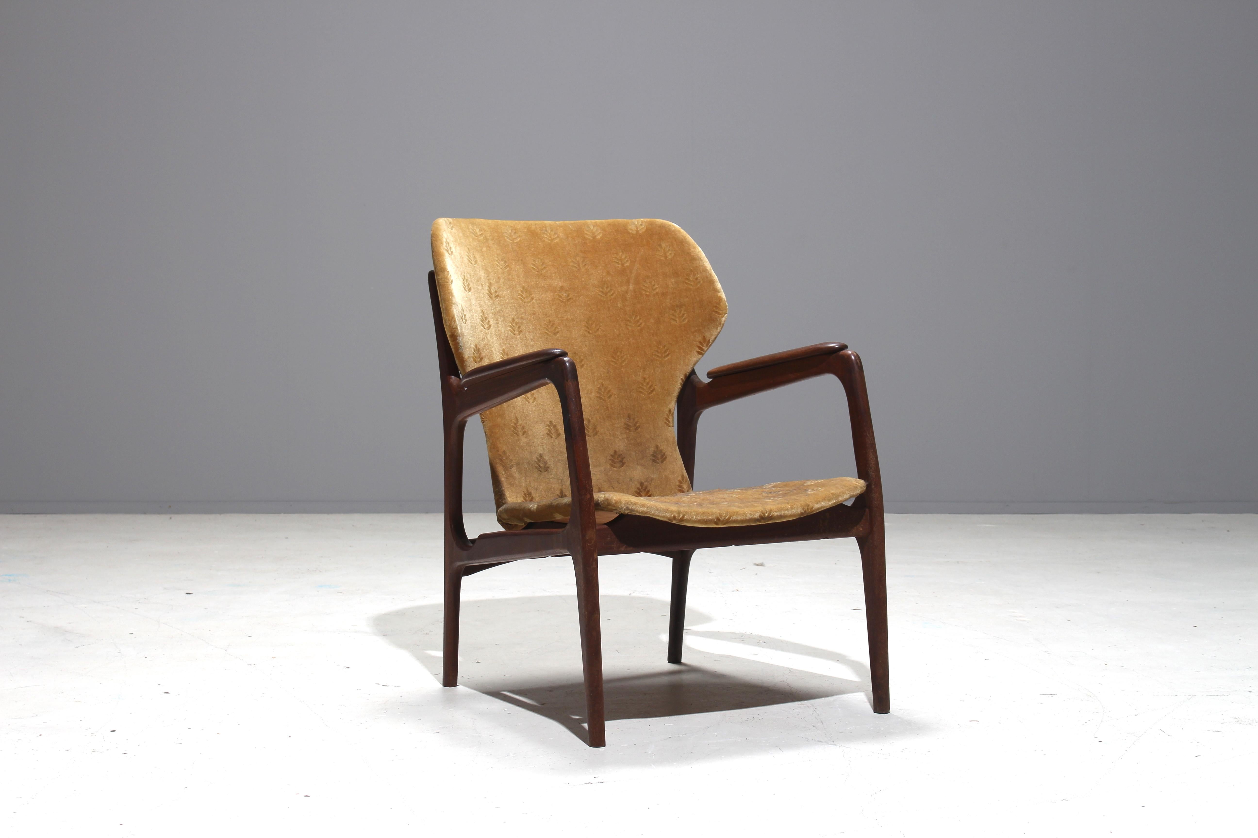 Beautiful shaped Danish wingback armchair which can be attributed to Aksel Bender Madsen.
This rare model has reminds also to the designs of Finn Juhl.
We have never seen this rare model before and it is a truly craftsman piece of art.
The