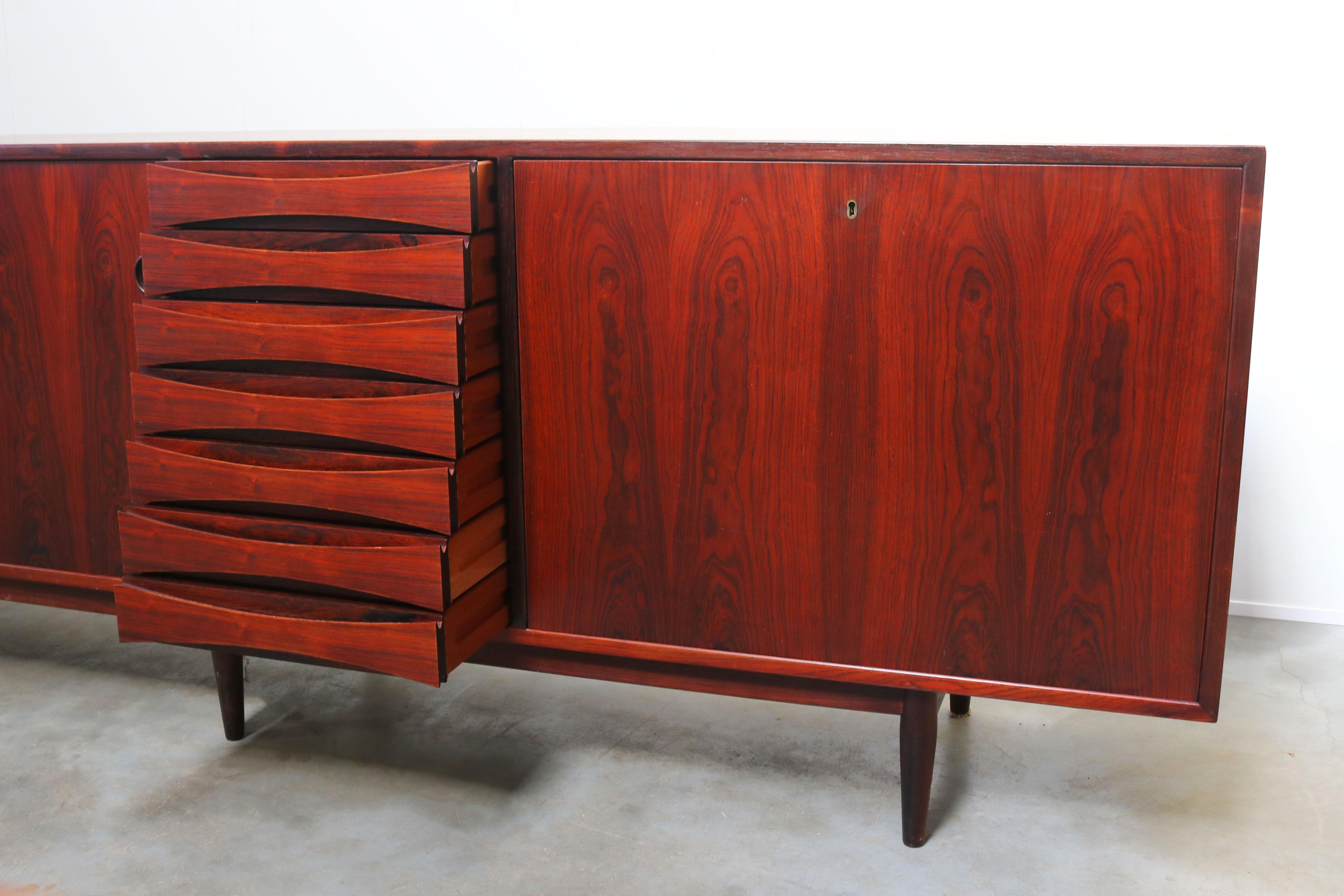 Rare Dansih design sideboard model 29A by Arne Vodder for Sibast furniture 1950 For Sale 3