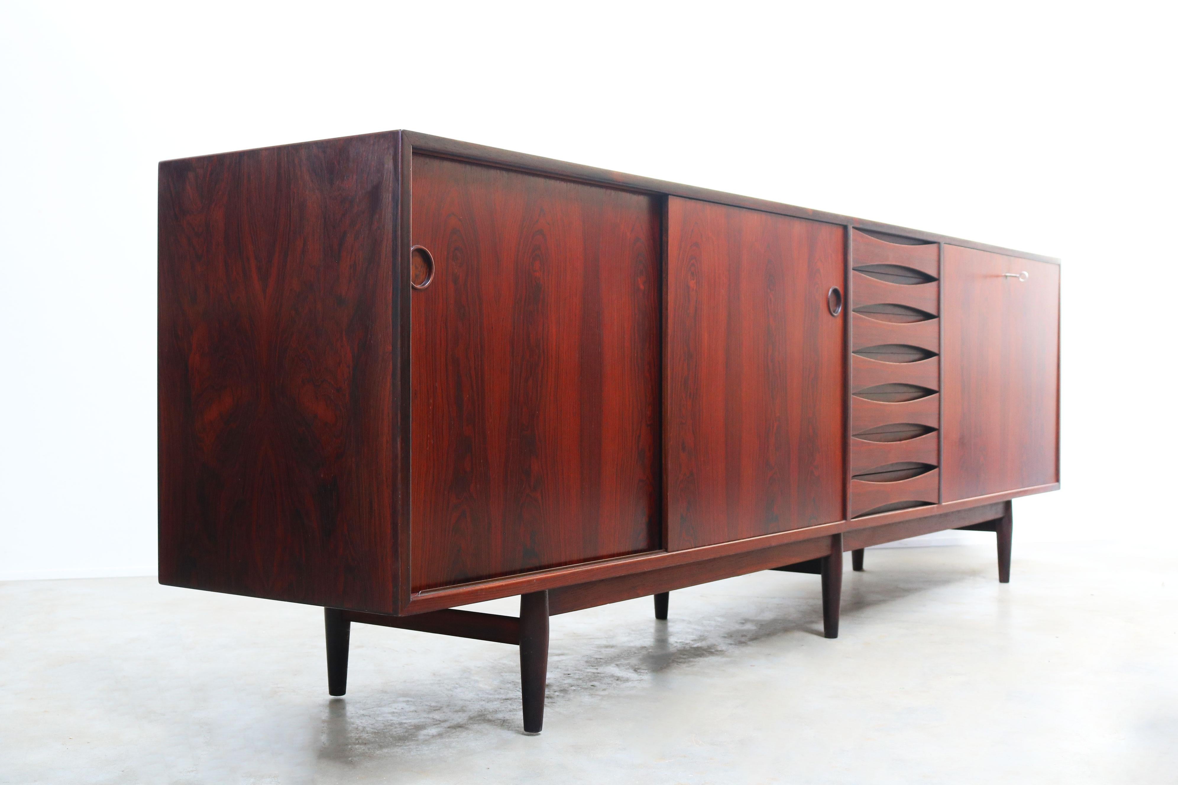 Rare Dansih design sideboard model 29A by Arne Vodder for Sibast furniture 1950 For Sale 5