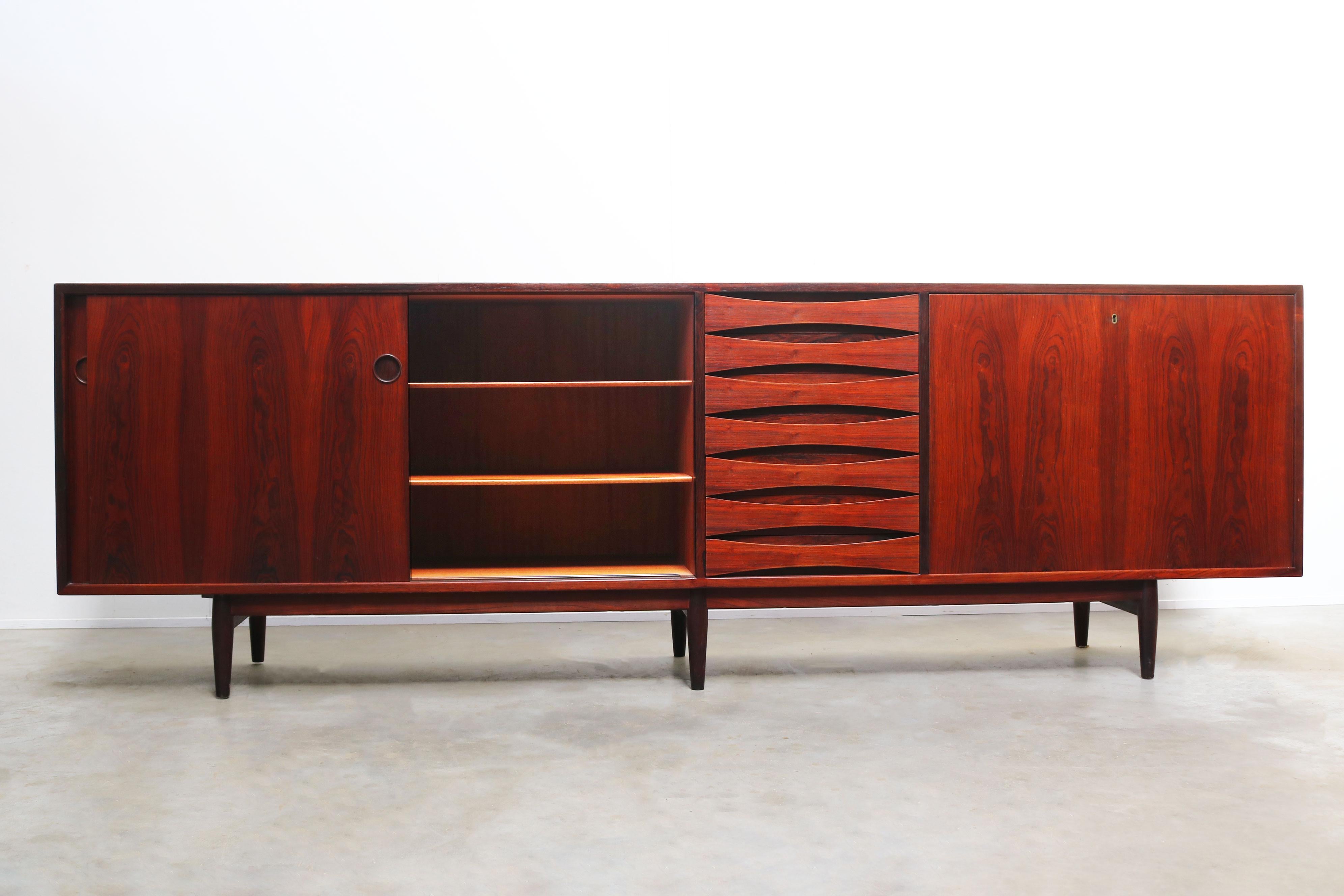 Rare Dansih design sideboard model 29A by Arne Vodder for Sibast furniture 1950 In Good Condition For Sale In Ijzendijke, NL