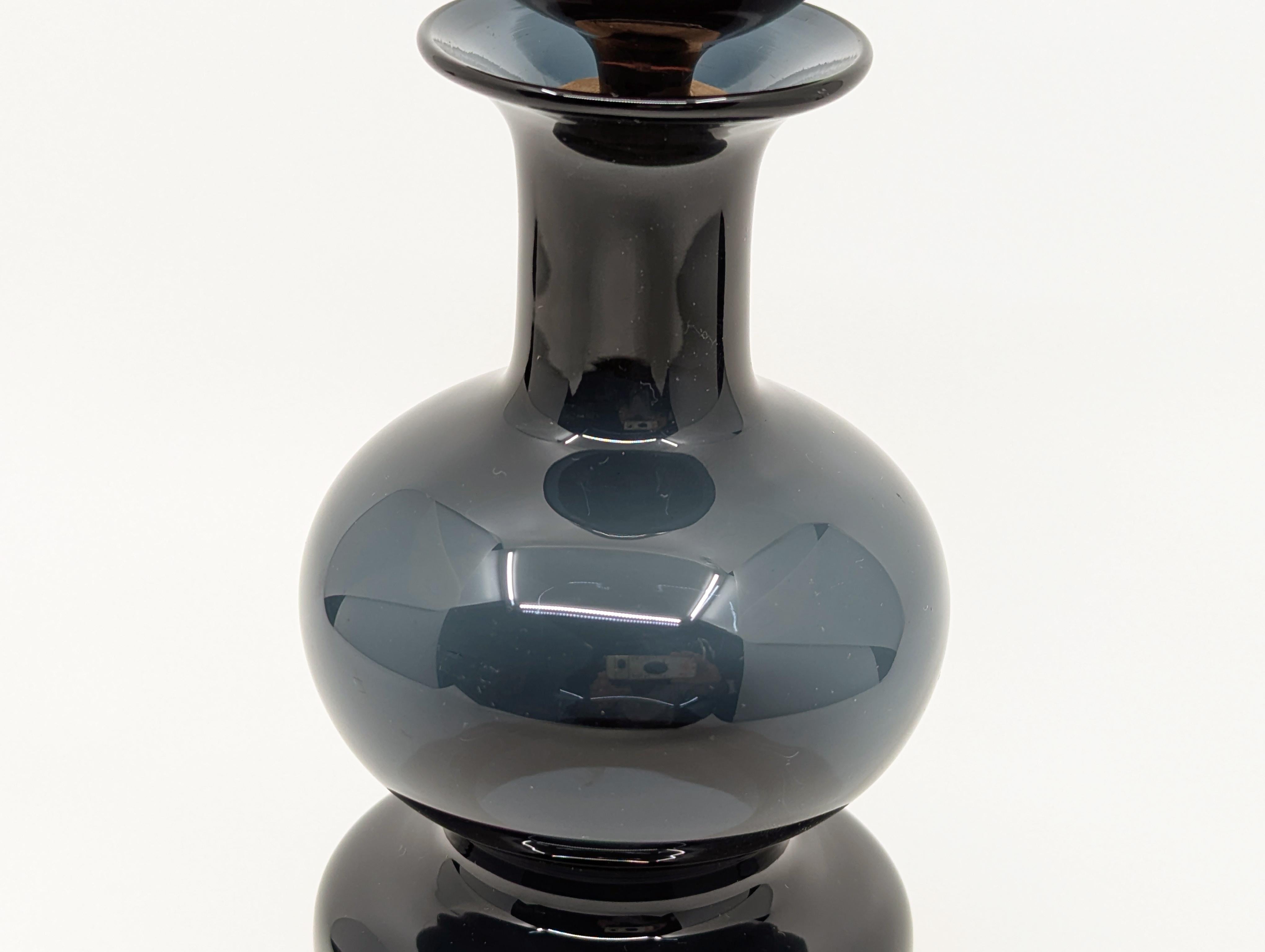 Rara botella de vidrio azul grisáceo oscuro y burdeos de los años 60 de Kaj Franck para nuutajärvi Moderno de mediados de siglo en venta