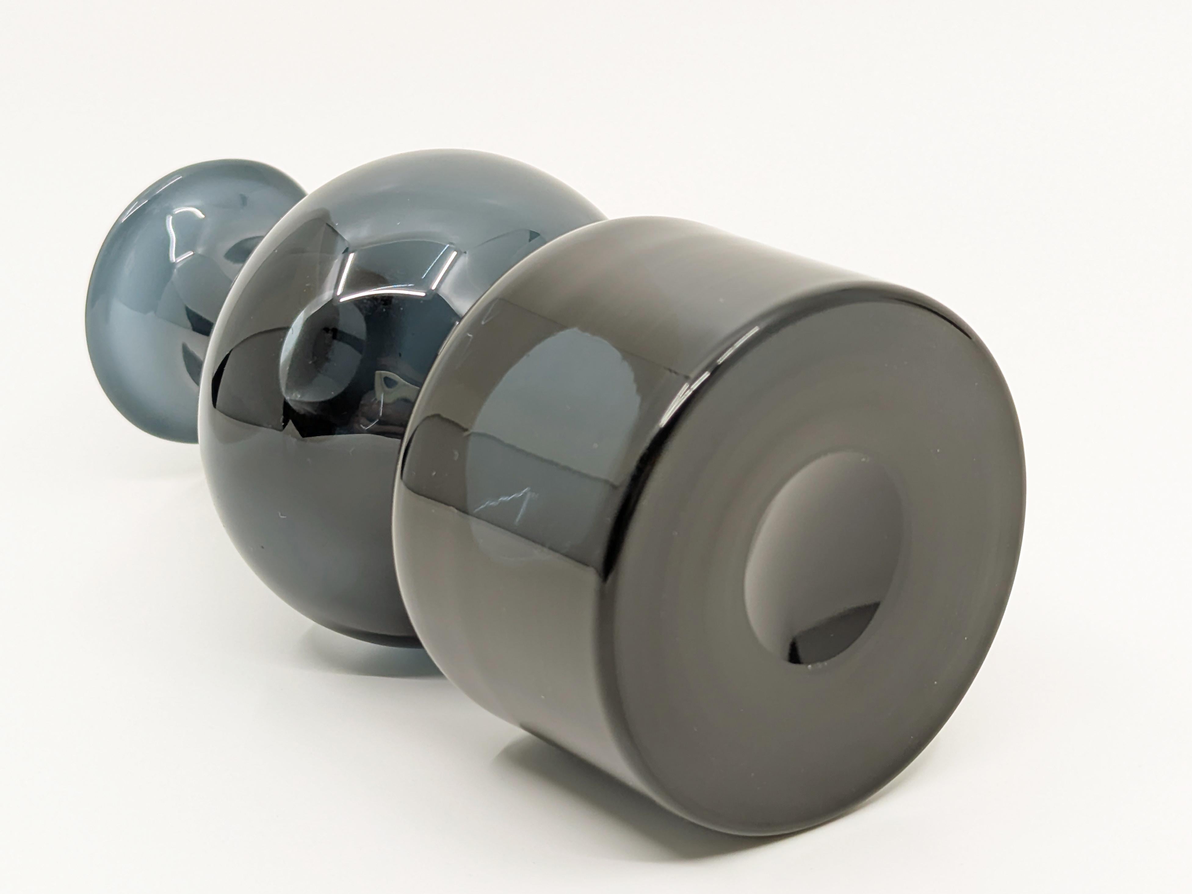 Rara botella de vidrio azul grisáceo oscuro y burdeos de los años 60 de Kaj Franck para nuutajärvi Hecho a mano en venta