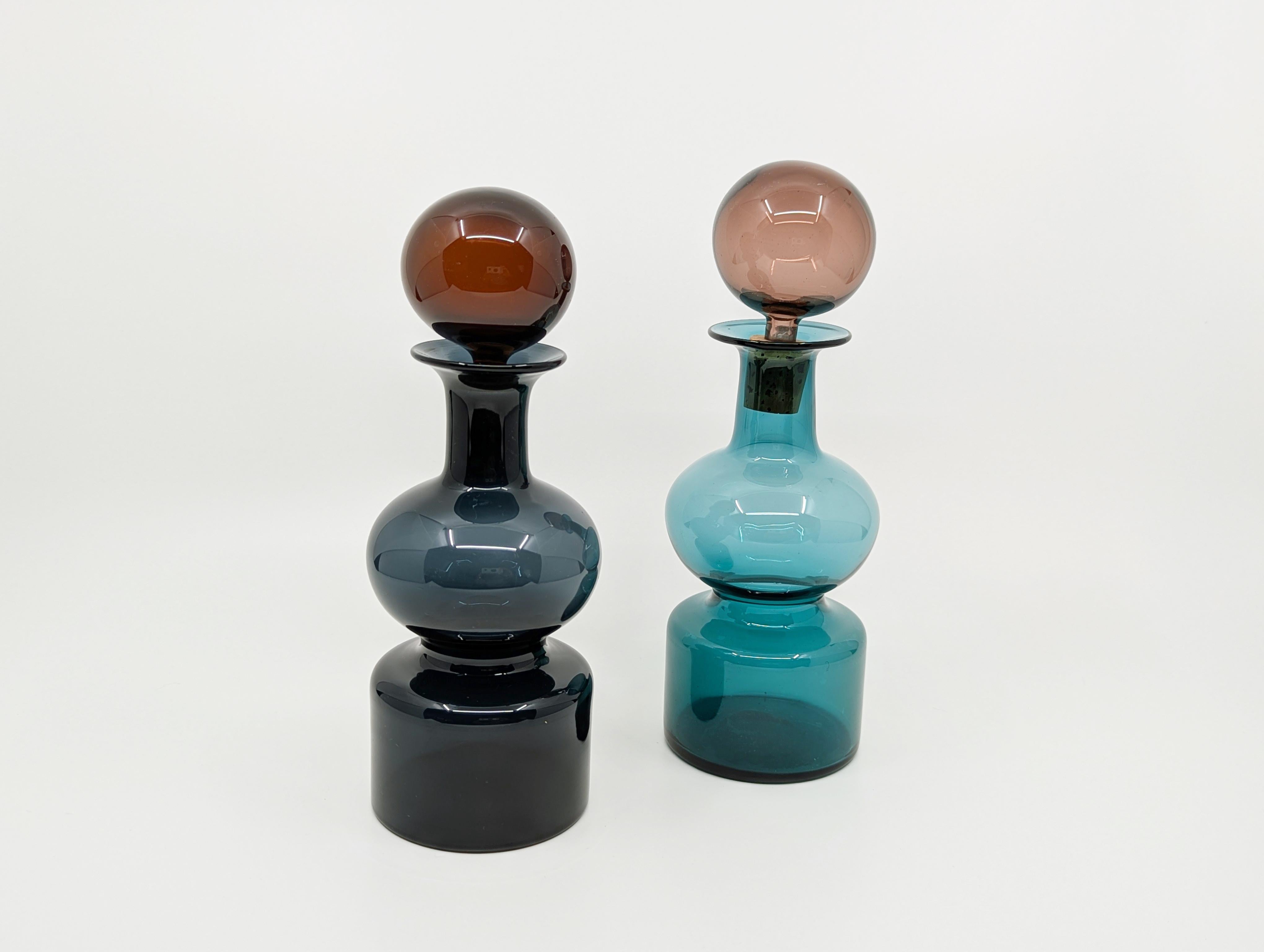 Rara botella de vidrio azul grisáceo oscuro y burdeos de los años 60 de Kaj Franck para nuutajärvi en Bueno estado para la venta en Varese, Lombardia