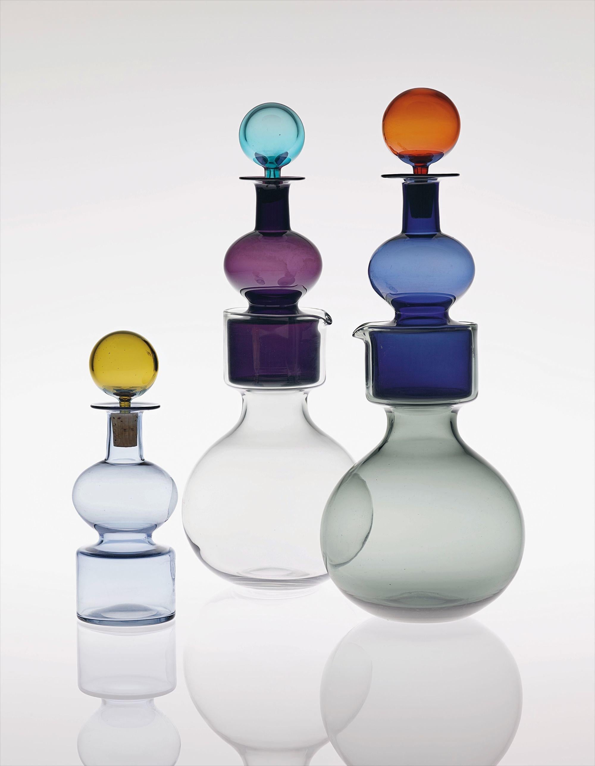 Rara botella de vidrio azul grisáceo oscuro y burdeos de los años 60 de Kaj Franck para nuutajärvi mediados del siglo XX en venta