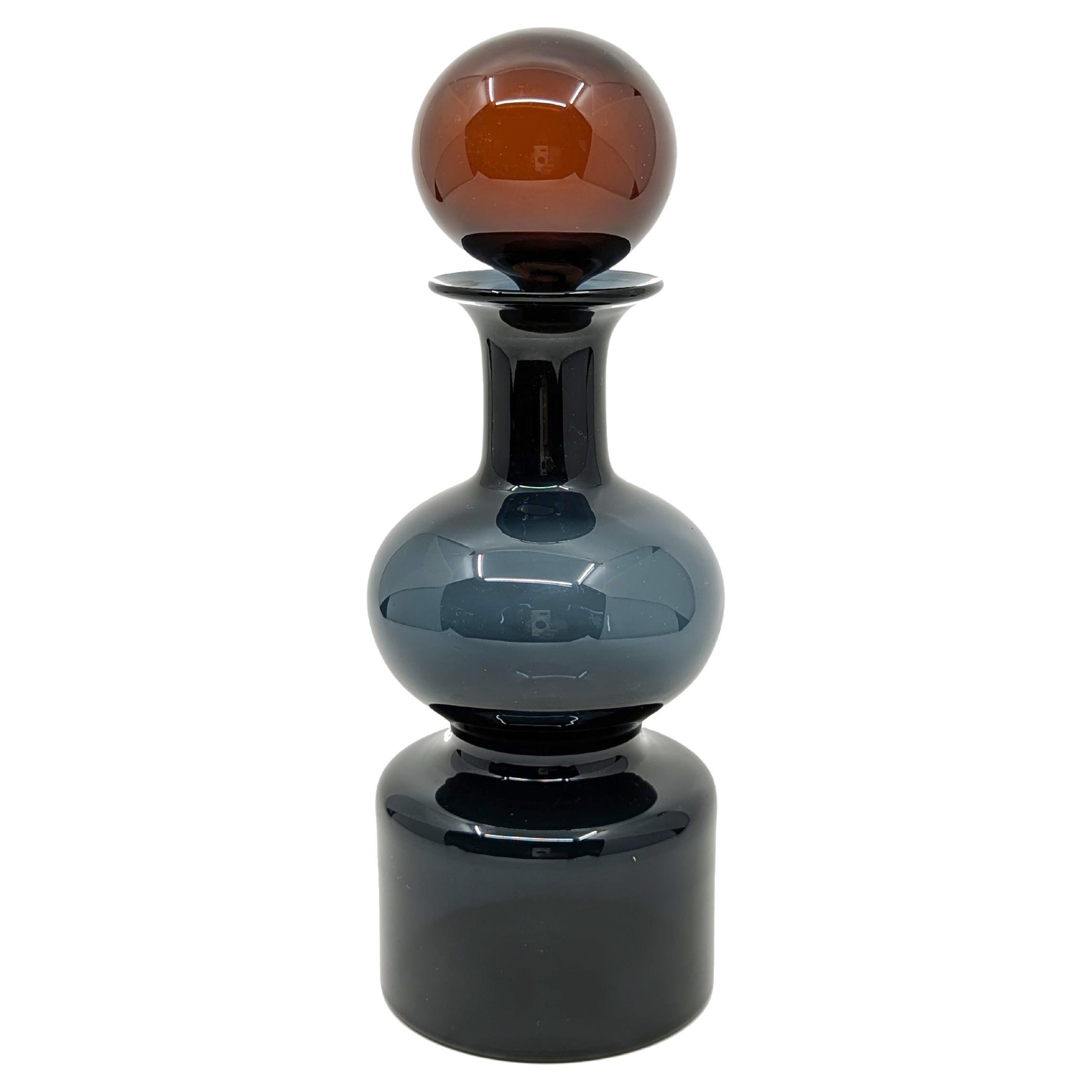 Rara botella de vidrio azul grisáceo oscuro y burdeos de los años 60 de Kaj Franck para nuutajärvi en venta