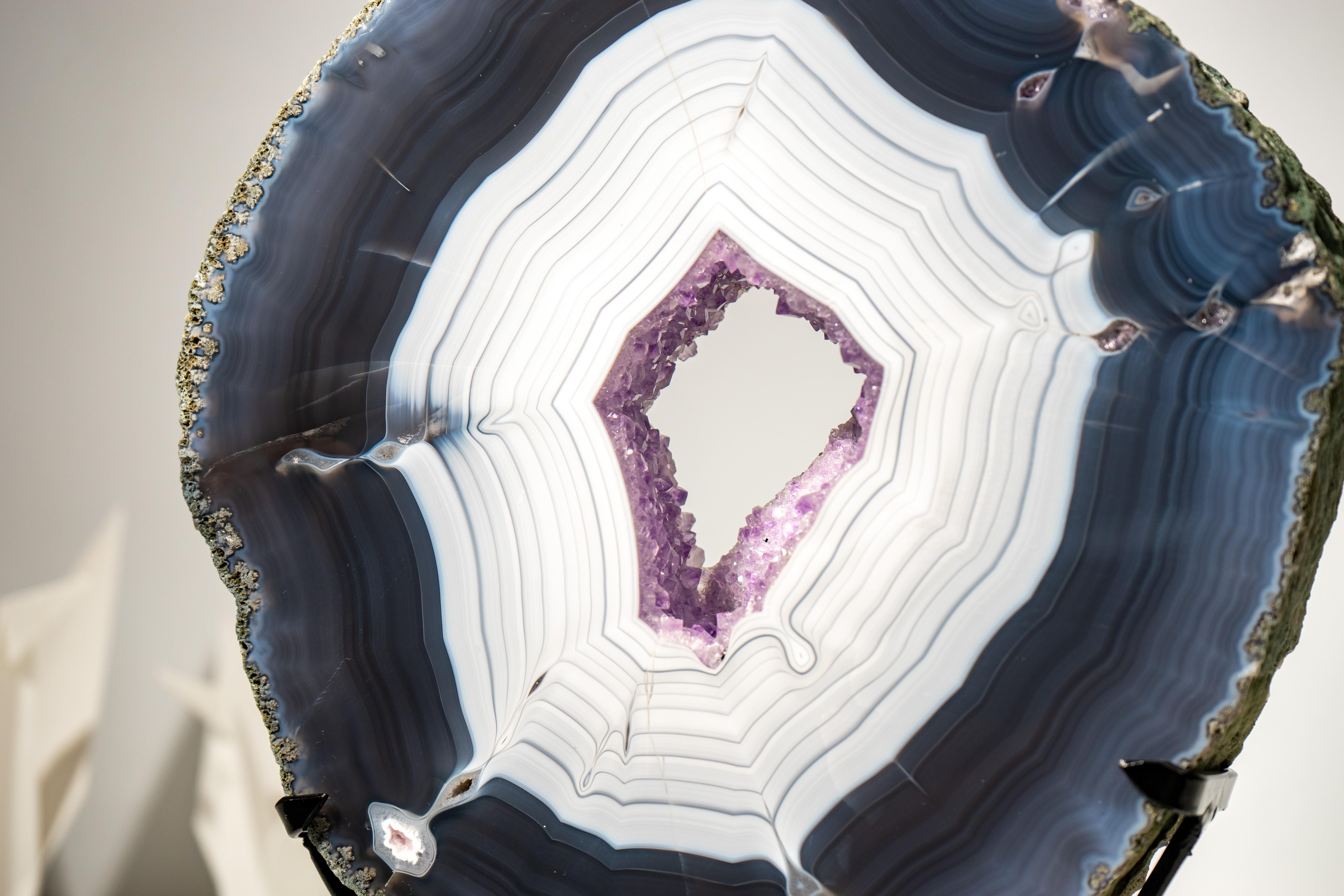 Rara opera d'arte naturale: Raro geode di agata merlettata blu e bianca con motivi a strisce, tutto intatto

Descrizione

Un geode pieno di segreti e di una bellezza mozzafiato. Questa rara fetta di geode di agata è un capolavoro perfettamente