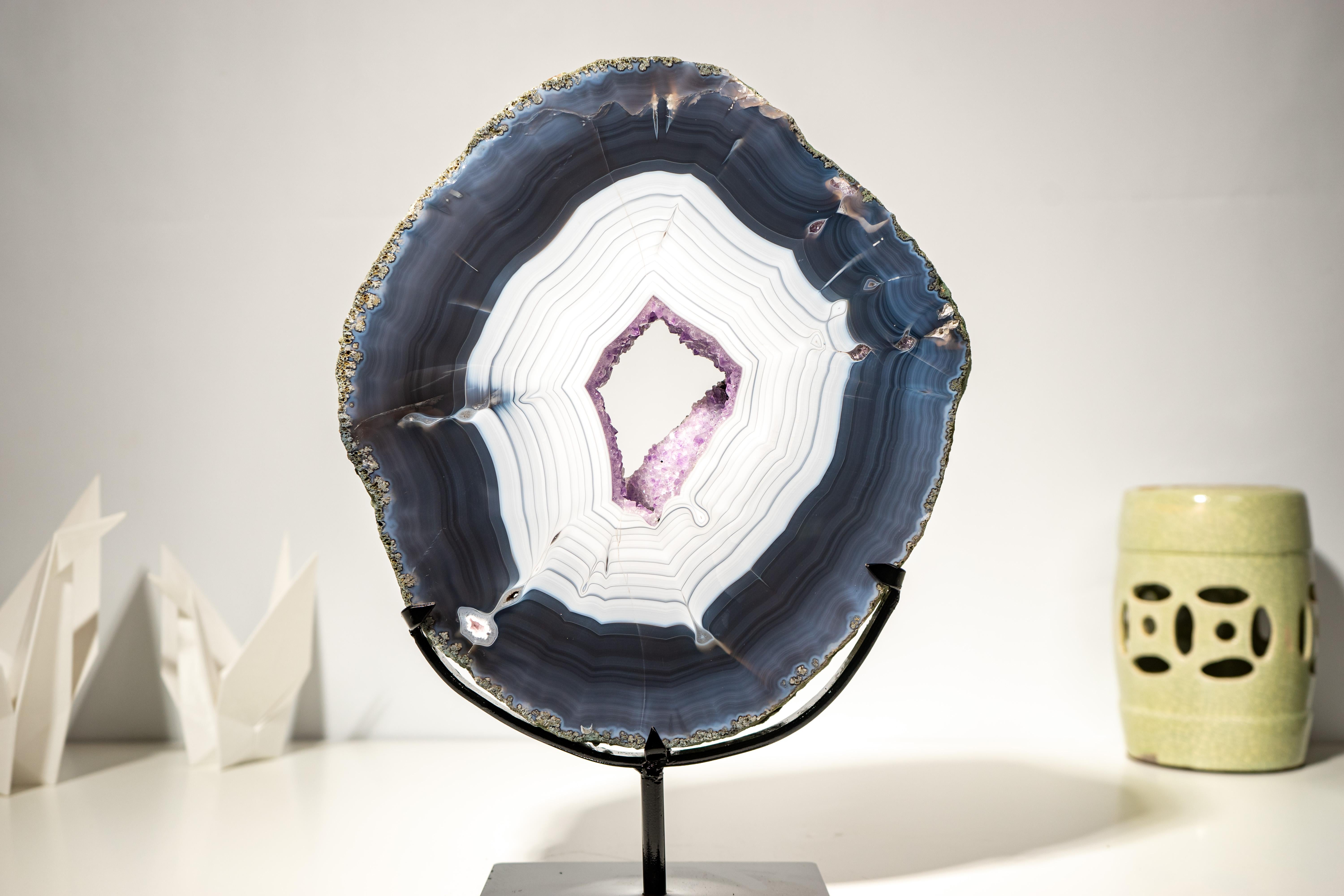 Brasiliano Raro geode di agata blu scuro e bianco in vendita