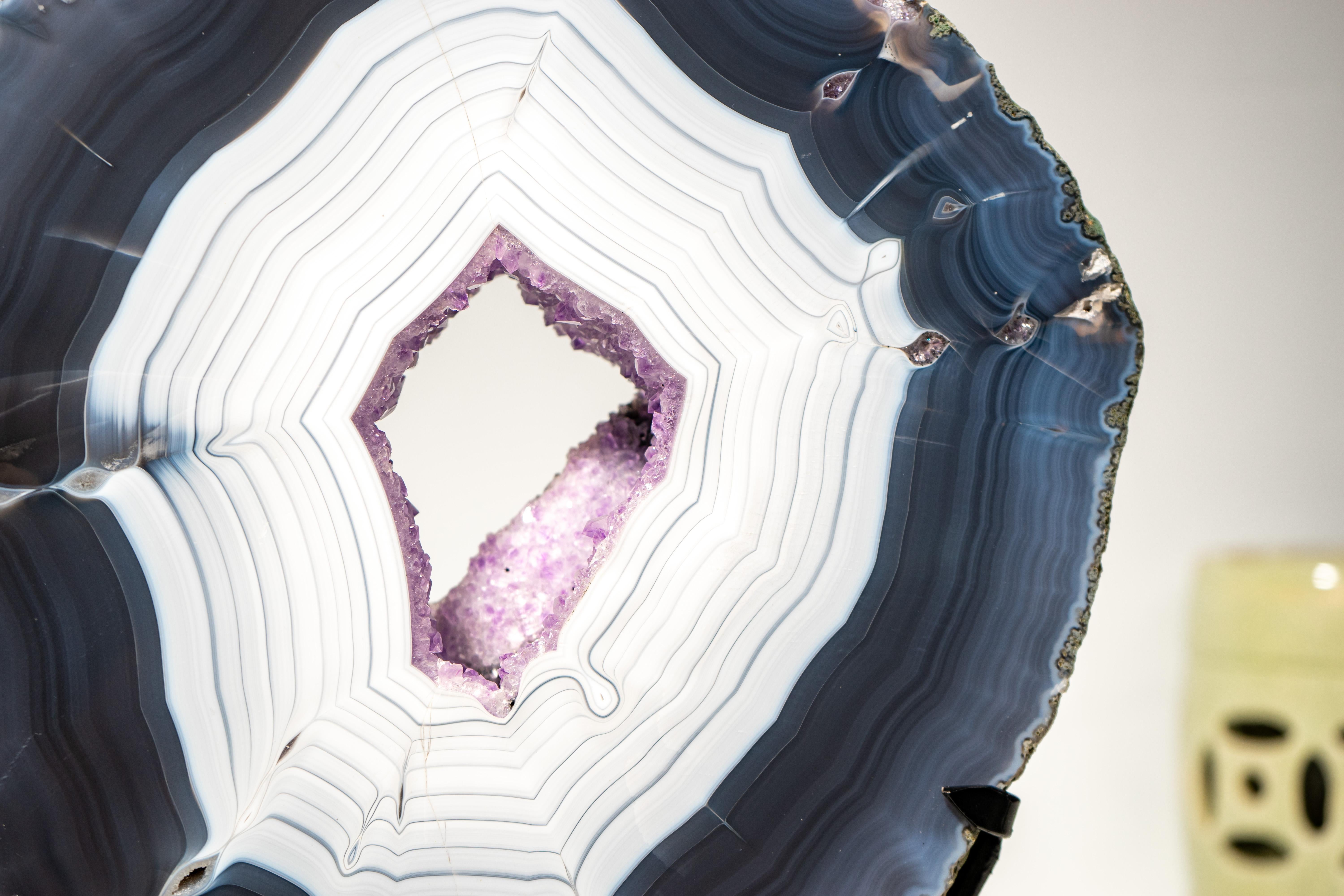 Cristallo Raro geode di agata blu scuro e bianco in vendita