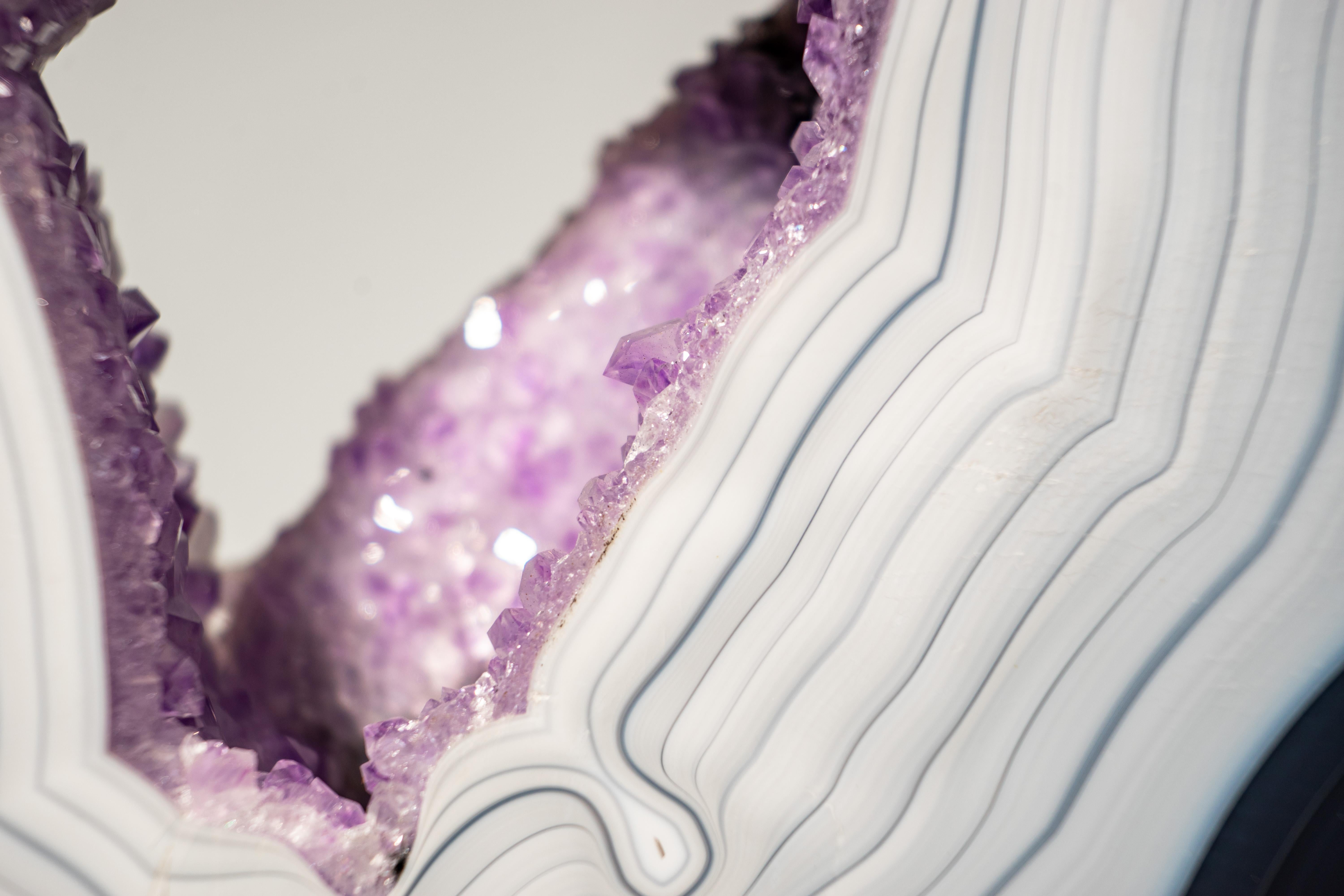 Raro geode di agata blu scuro e bianco in vendita 1