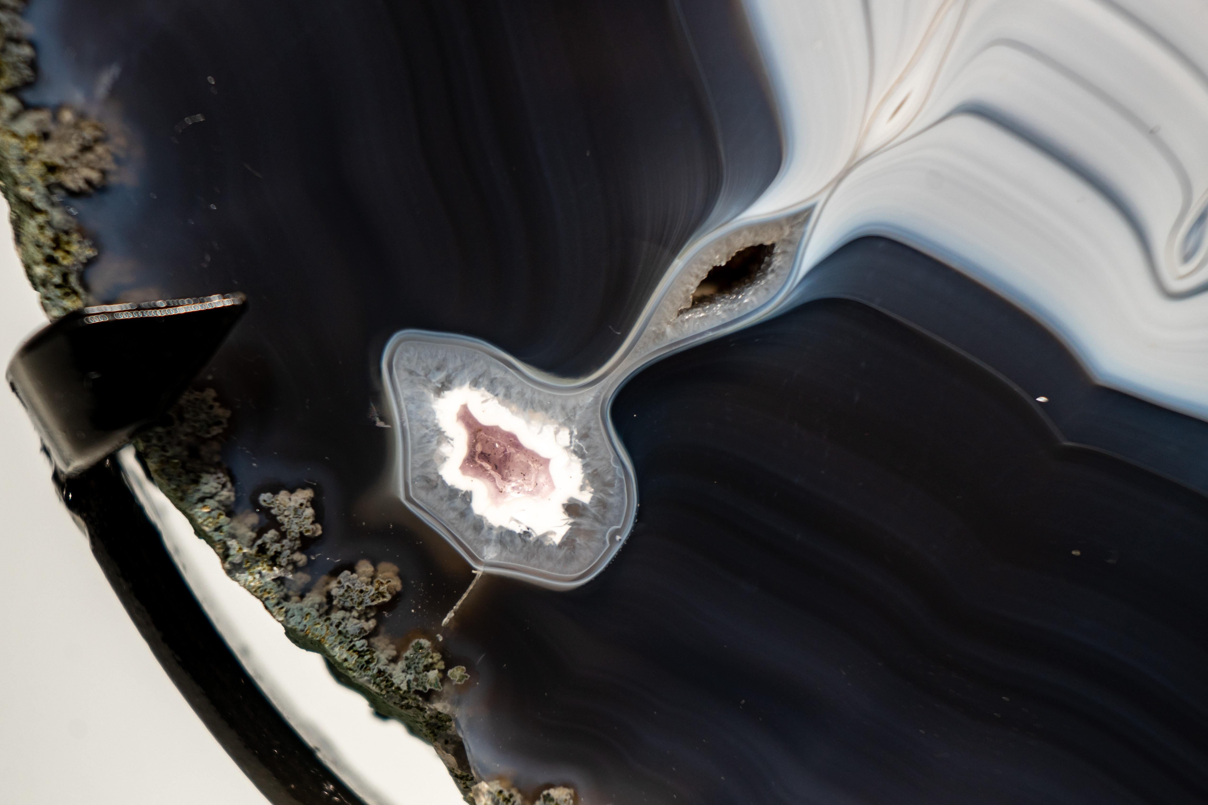 Raro geode di agata blu scuro e bianco in vendita 2
