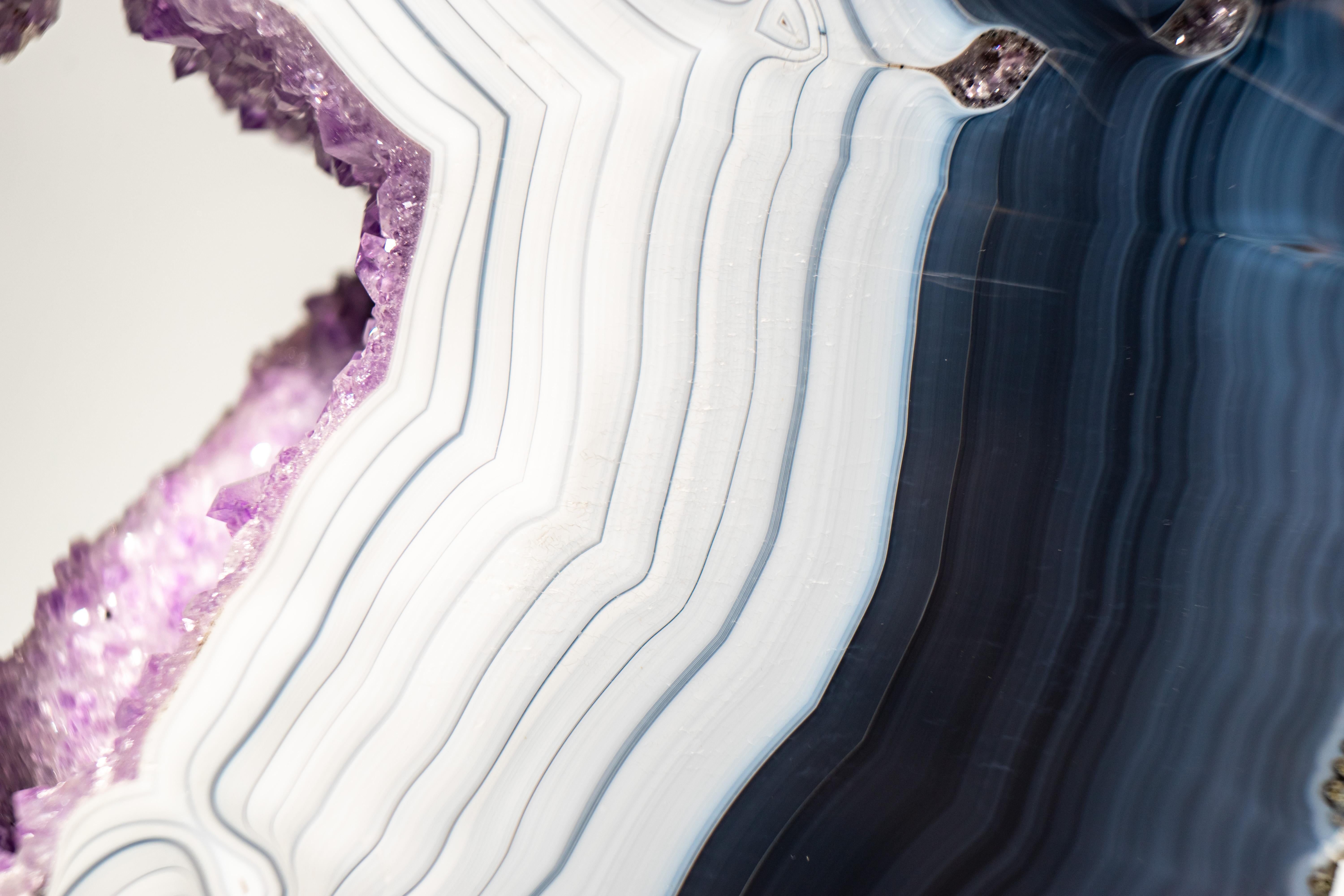 Raro geode di agata blu scuro e bianco in vendita 3