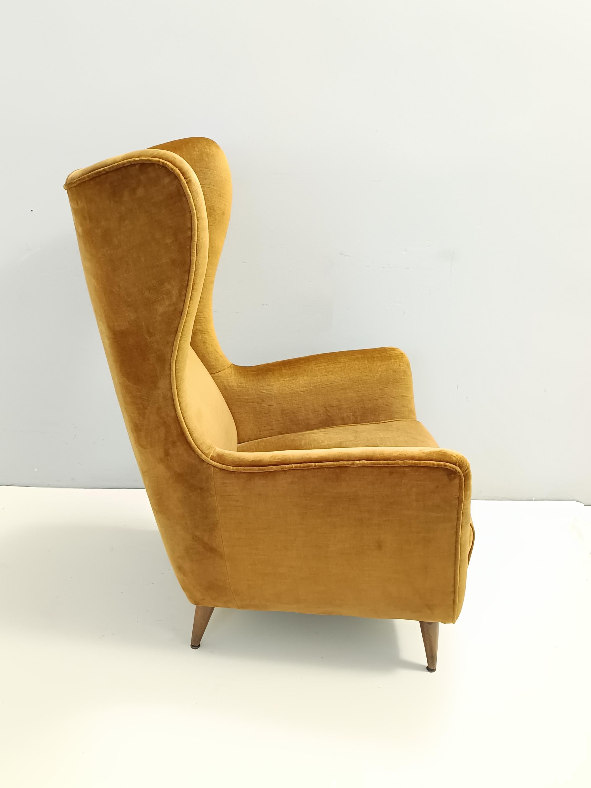 Rare Dark Goldenrod Wingback Armchair model 437 by Gio Ponti for Cassina Italiano en venta