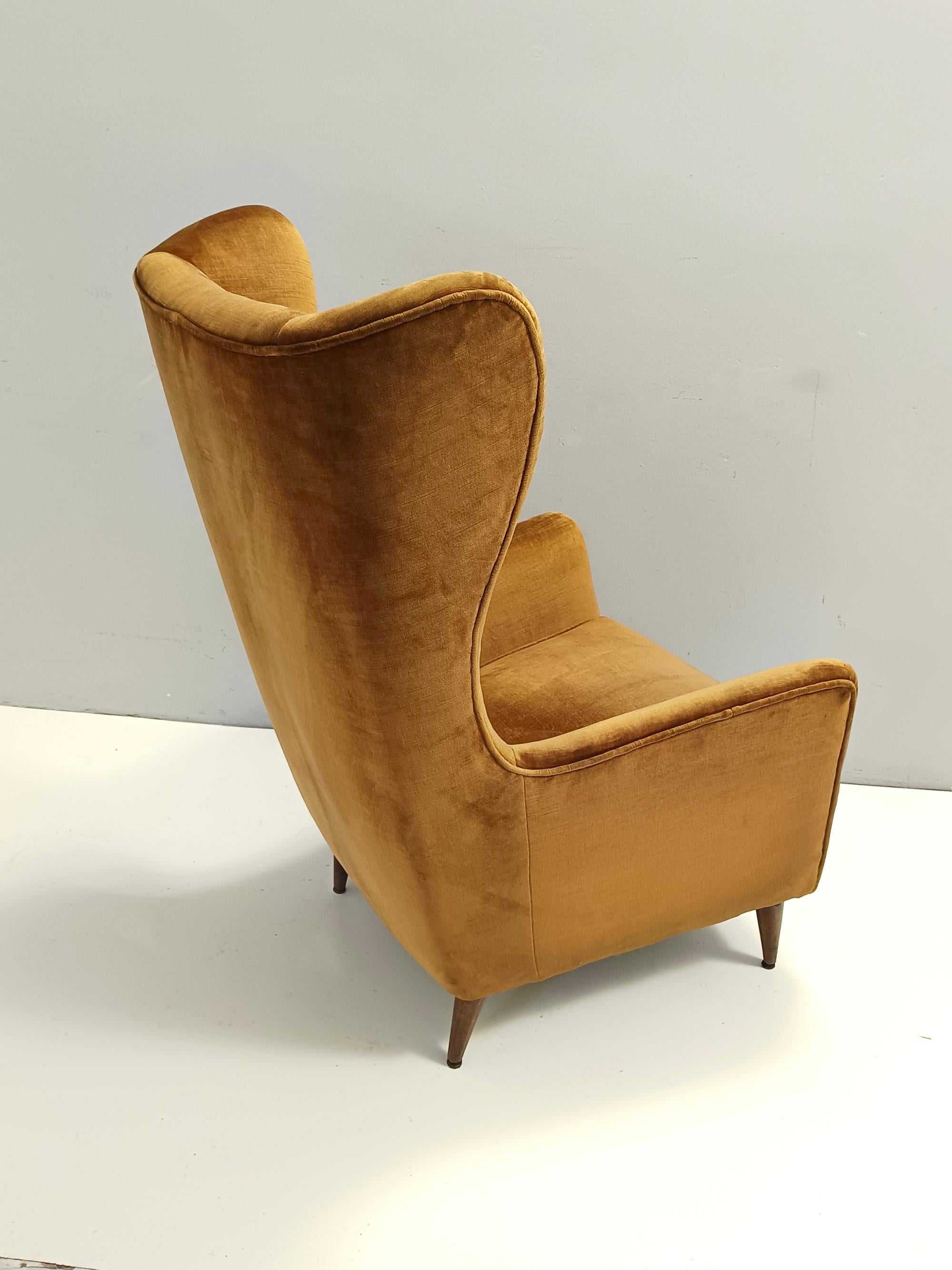 Rare Dark Goldenrod Wingback Armchair model 437 by Gio Ponti for Cassina en Excelente estado para la venta en Bresso, Lombardy