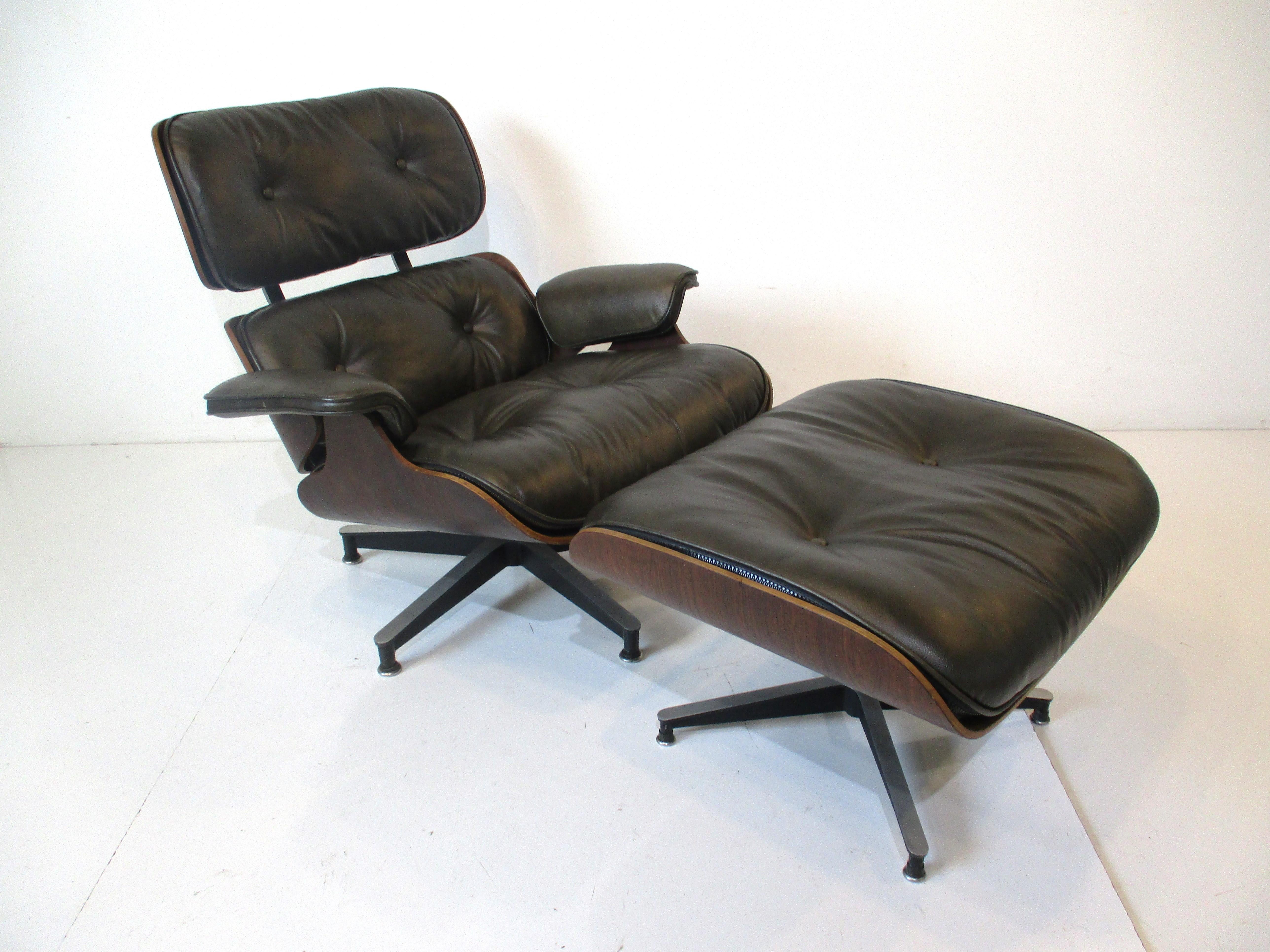 Eames fauteuil de salon rare vert foncé/rosewood 670 avec pouf  6