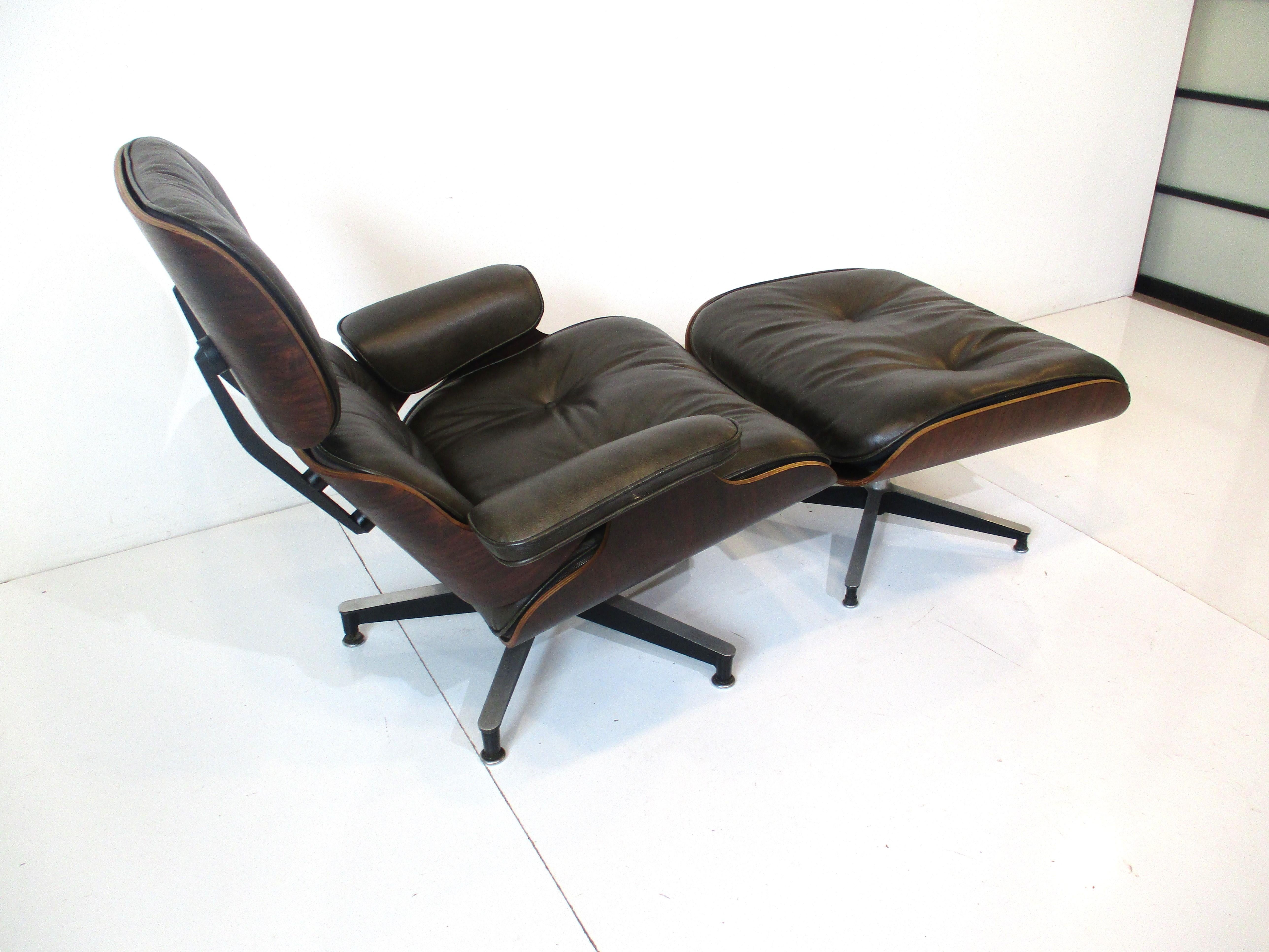 Mid-Century Modern Eames fauteuil de salon rare vert foncé/rosewood 670 avec pouf 