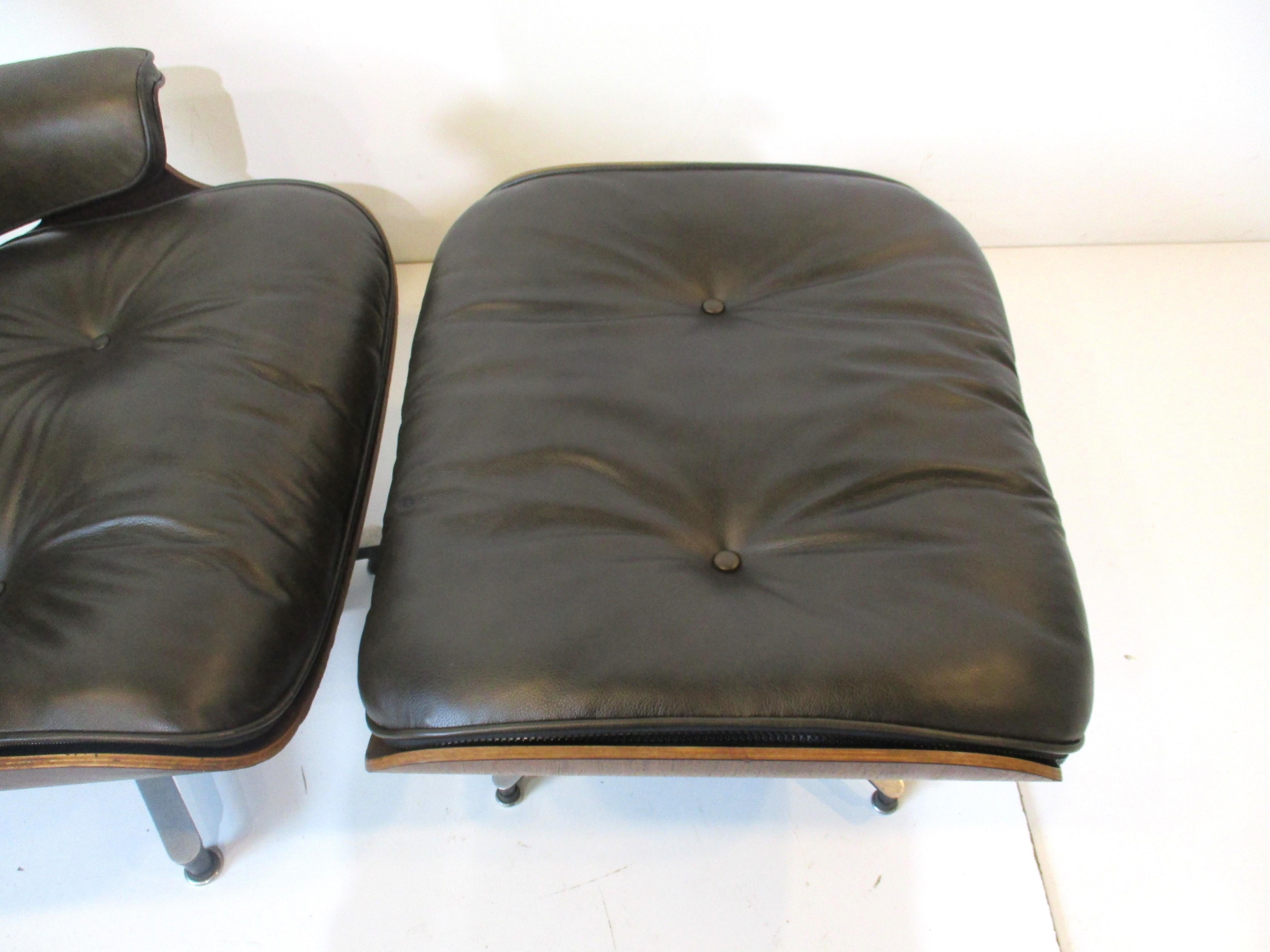 Eames fauteuil de salon rare vert foncé/rosewood 670 avec pouf  Bon état à Cincinnati, OH