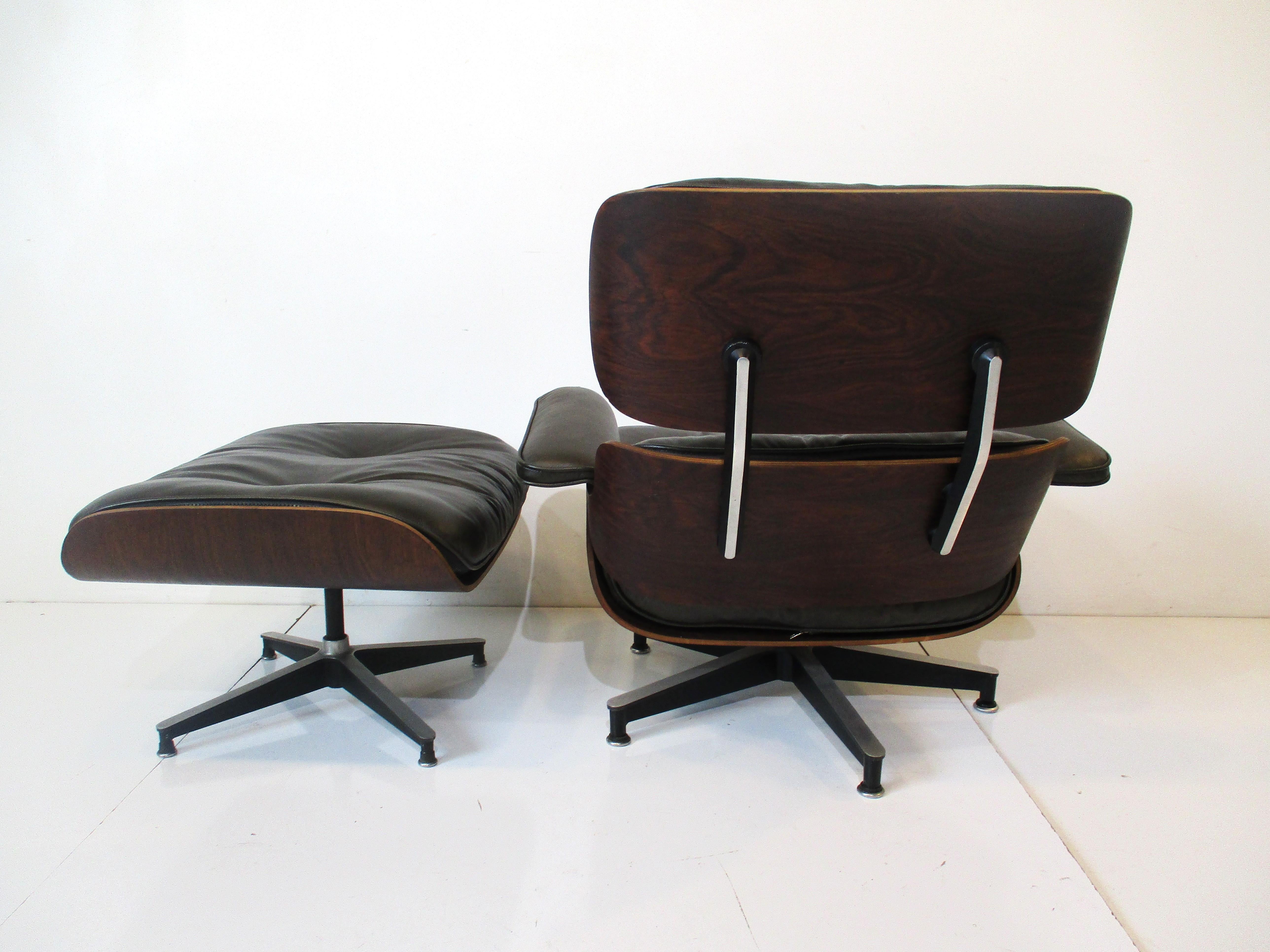 Eames fauteuil de salon rare vert foncé/rosewood 670 avec pouf  1