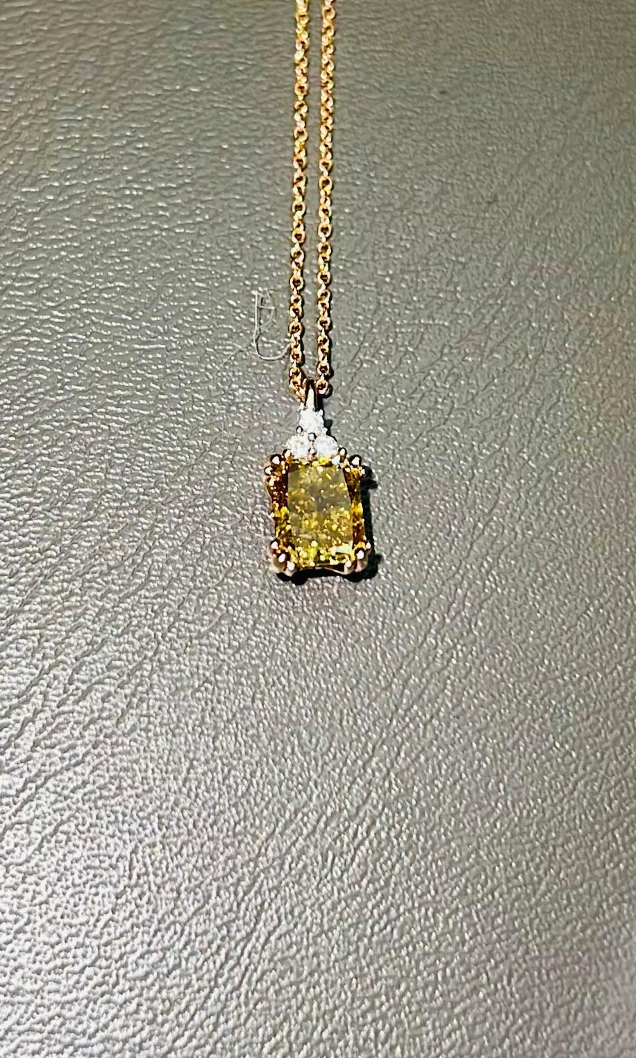Dieser BB Babe-Anhänger ist ein einzigartiges und seltenes Schmuckstück, das garantiert alle Blicke auf sich zieht. Das Herzstück des Anhängers ist ein natürlicher Diamant von 1,66 Karat, der einen atemberaubenden dunklen Olivton aufweist. Die Farbe
