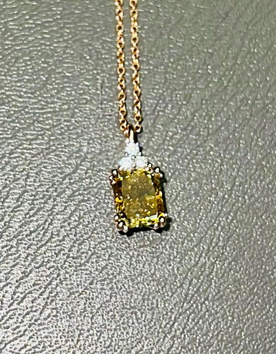Seltene dunkle olivfarbene 1,66 Karat Diamant BB Babe Anhänger mit Rosenrosa Halskette im Zustand „Neu“ in kowloon, Kowloon
