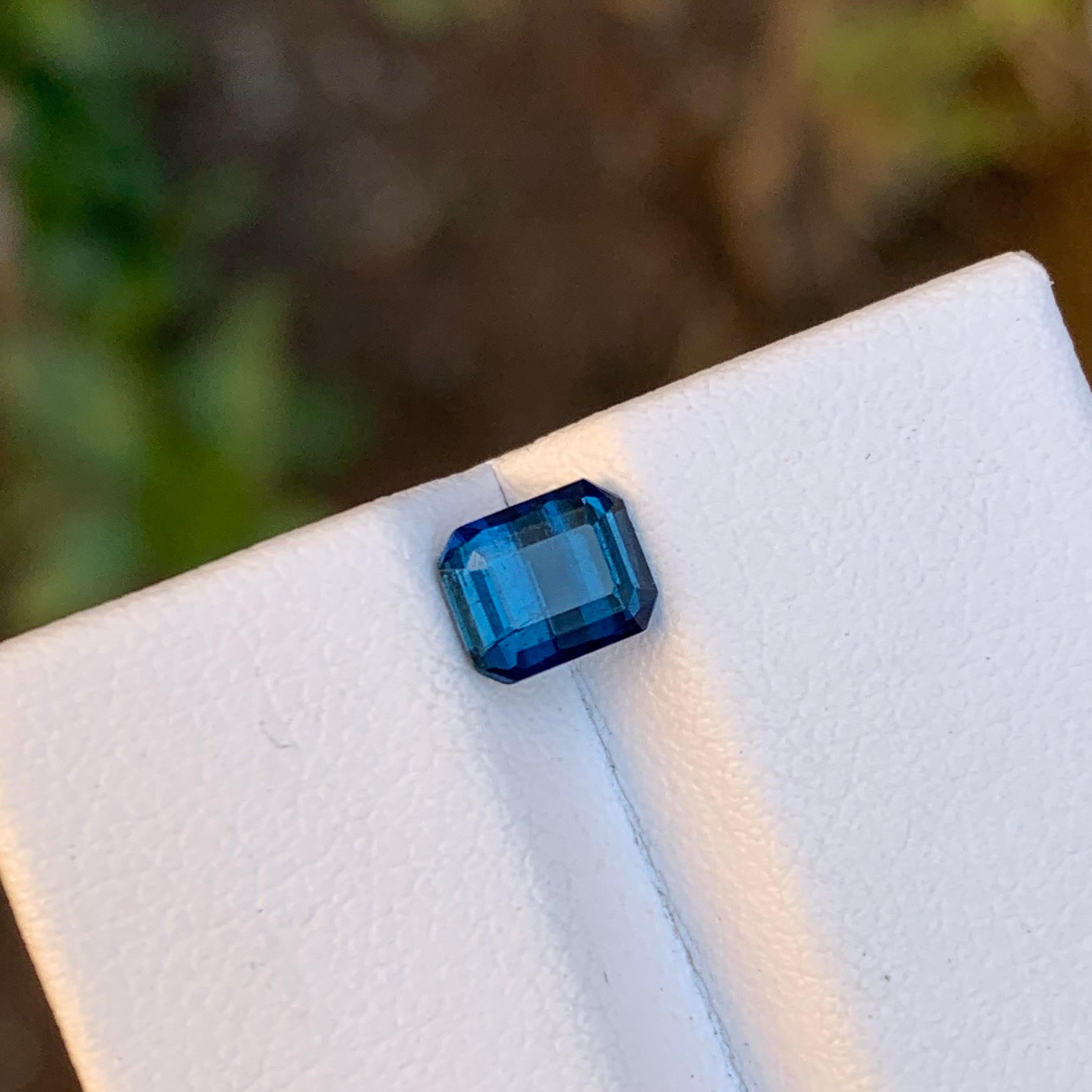 Seltener dunkelblauer natürlicher Turmalin Edelstein, 1 Karat Smaragdschliff für Ring im Angebot 3