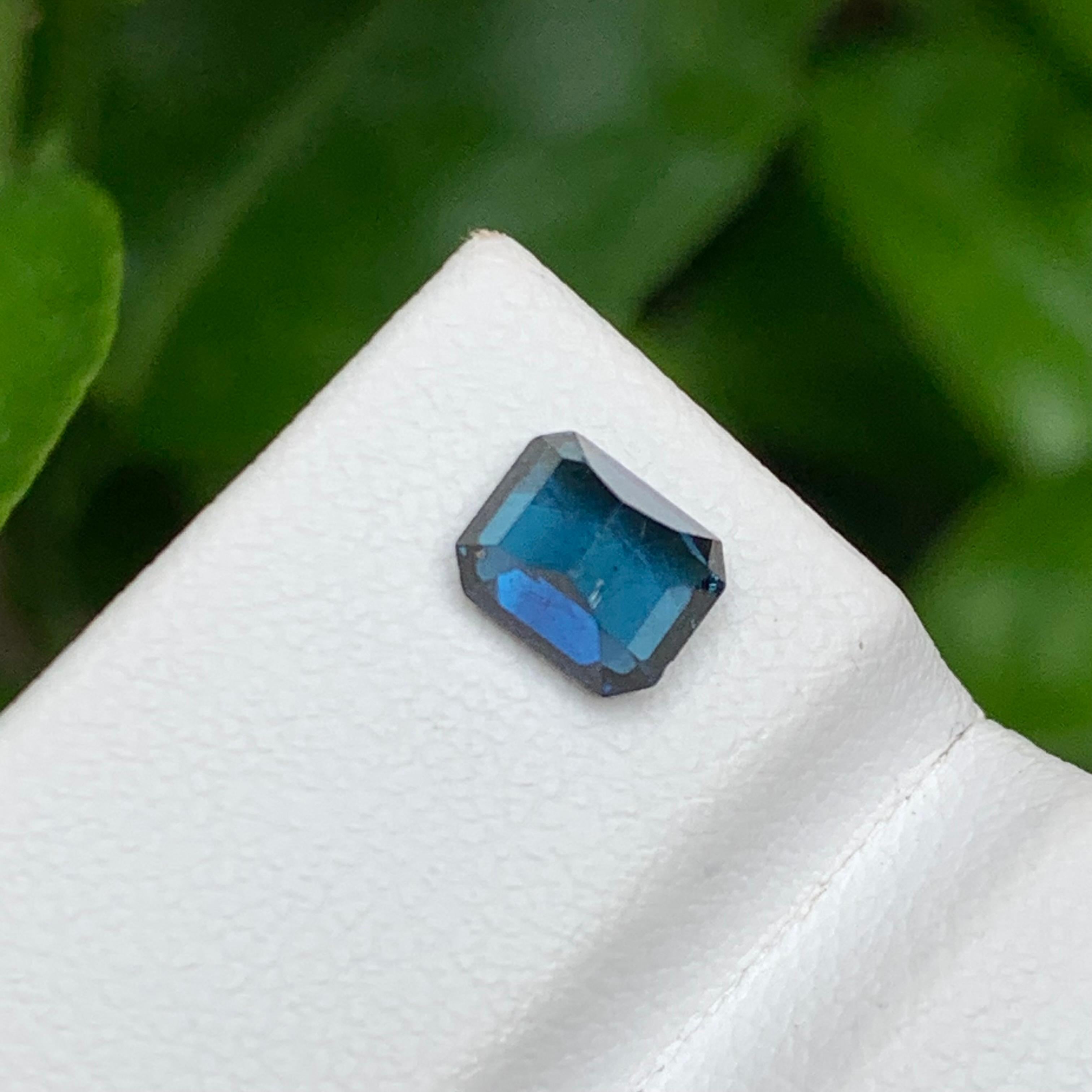 Seltener dunkelblauer natürlicher Turmalin Edelstein, 1 Karat Smaragdschliff für Ring im Angebot 7