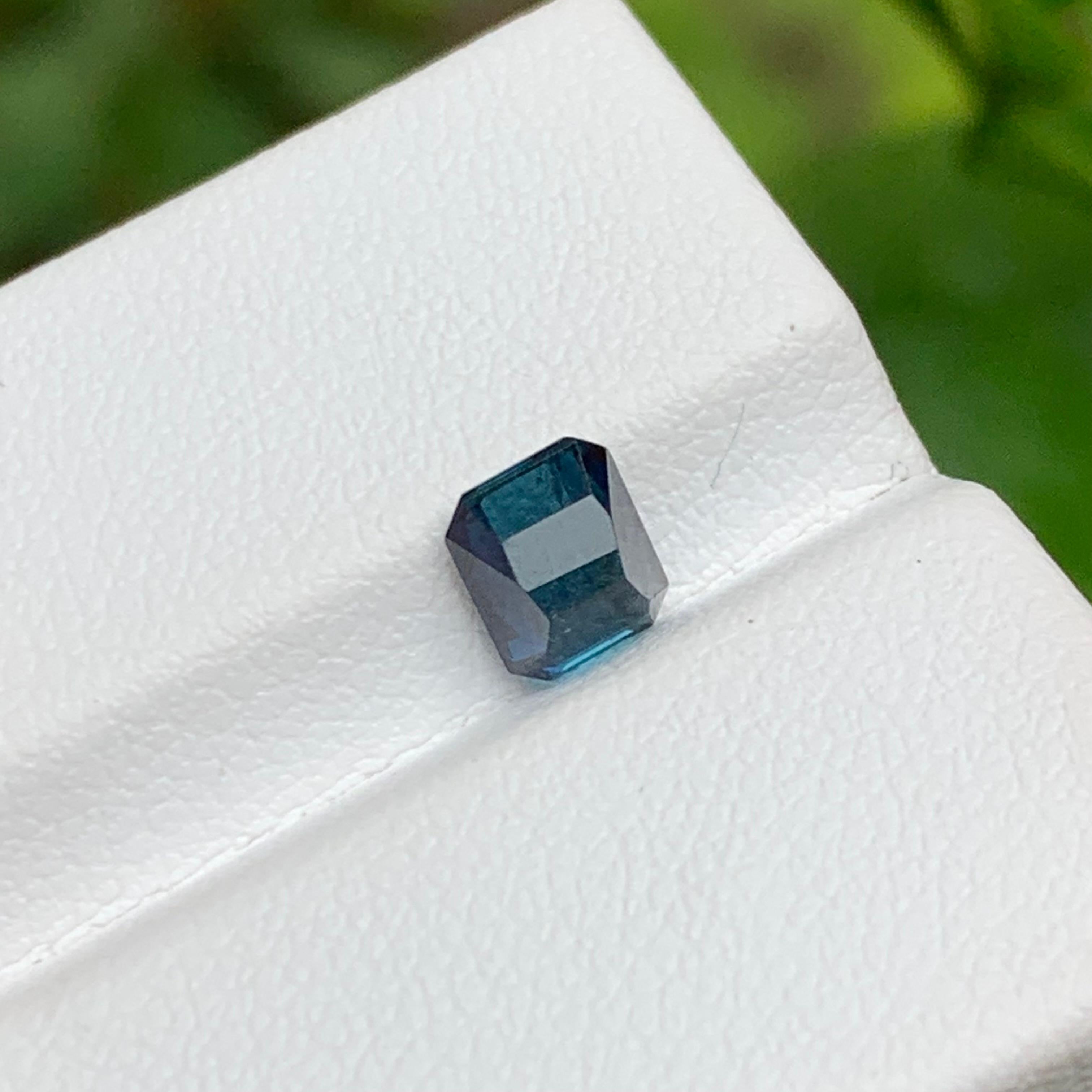 Seltener dunkelblauer natürlicher Turmalin Edelstein, 1 Karat Smaragdschliff für Ring im Angebot 8