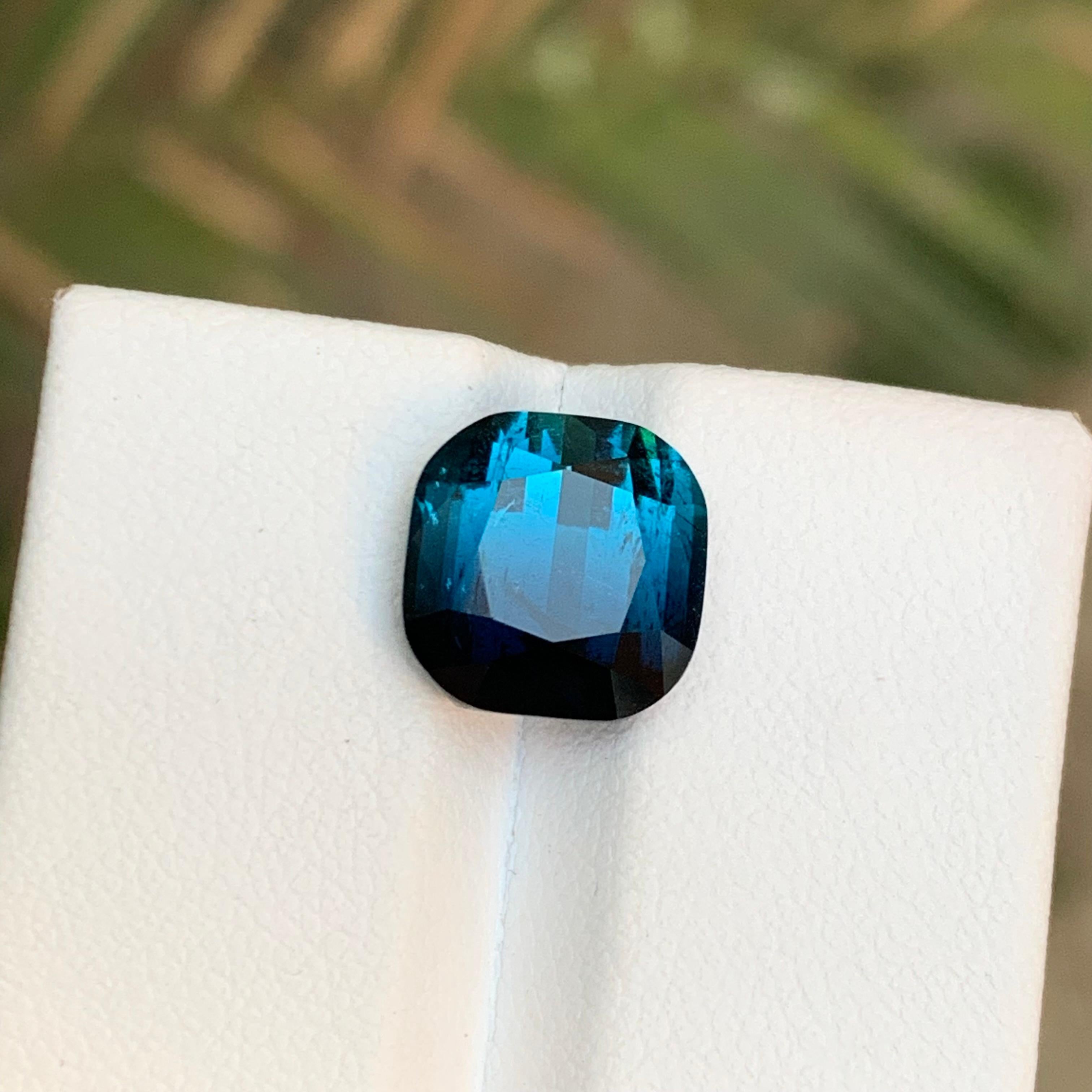 TIPO DI GEMME: Tormalina
PEZZI: 1
PESO: 5,85 Carati
FORMA: Cuscino quadrato 
DIMENSIONE (MM): 10,25 x 10,09 x 7,10
COLORE: Blu inchiostro scuro
CHIAREZZA: leggermente inclusa 
TRATTAMENTO: Nessuno
ORIGINE: Afghanistan
CERTIFICATO: Su richiesta
(se