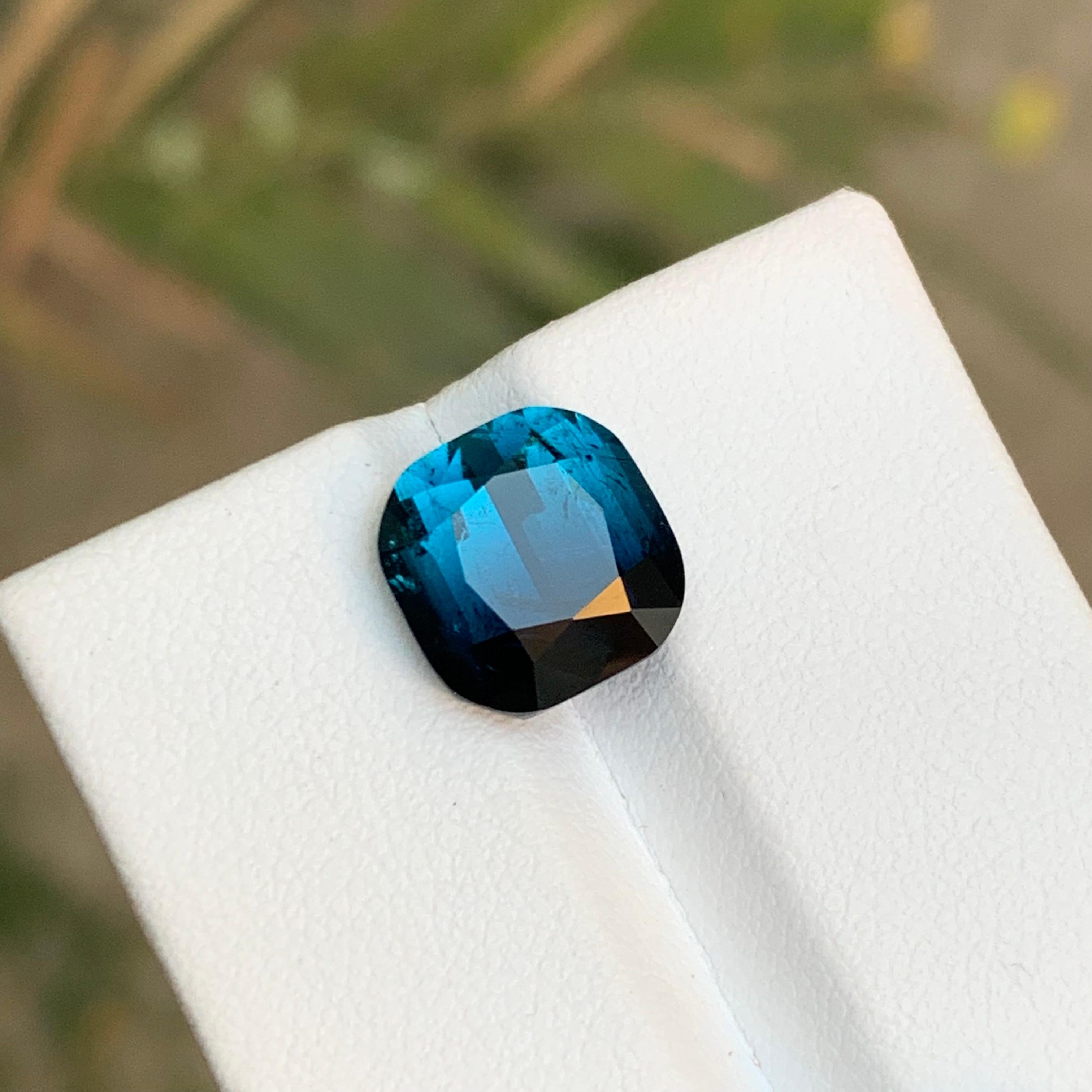 Contemporaneo Rara gemma di tormalina naturale blu scuro, anello a cuscino quadrato da 5,85 carati in vendita