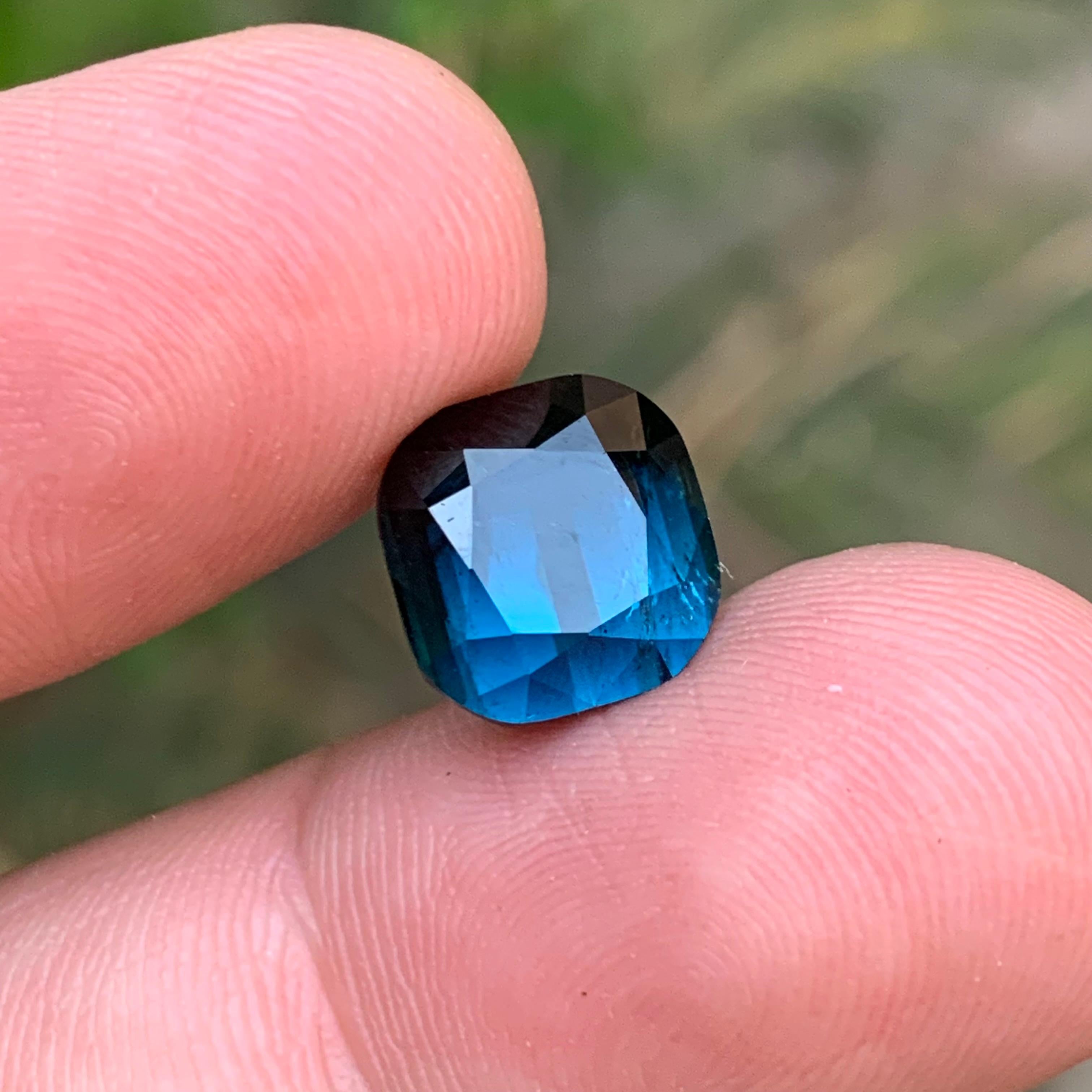 Taglio cuscino Rara gemma di tormalina naturale blu scuro, anello a cuscino quadrato da 5,85 carati in vendita