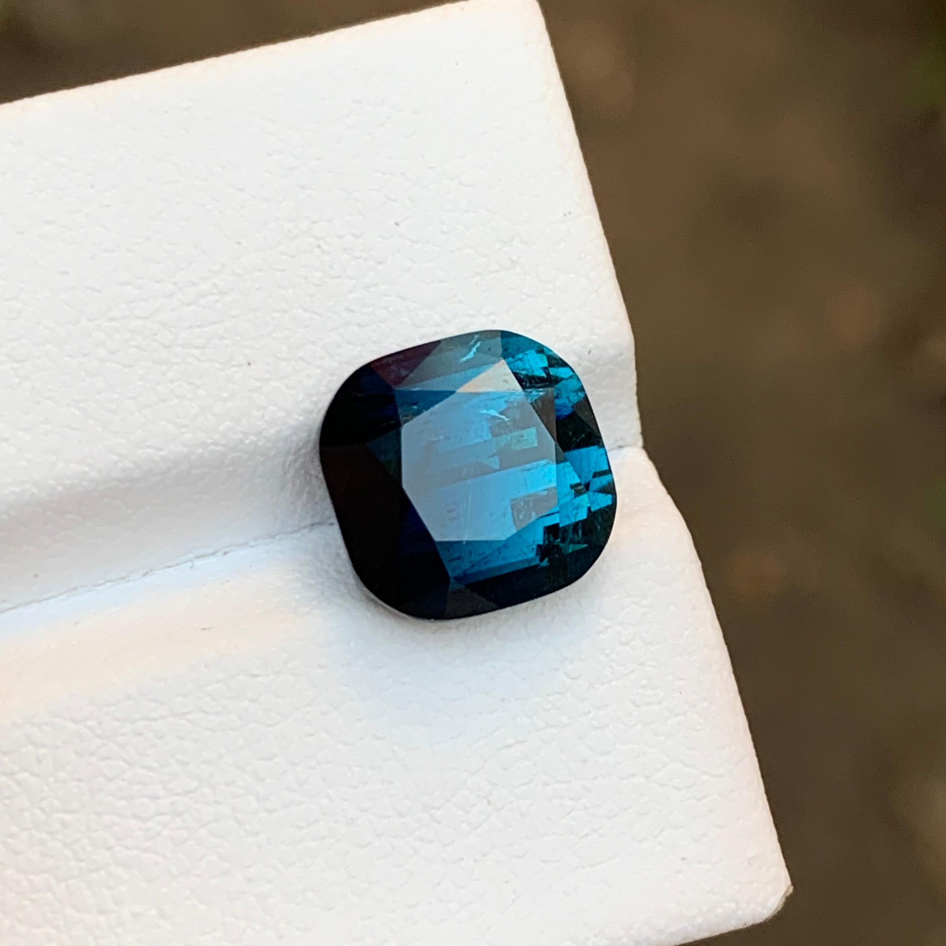 Rara gemma di tormalina naturale blu scuro, anello a cuscino quadrato da 5,85 carati In condizioni Nuovo in vendita a Peshawar, PK