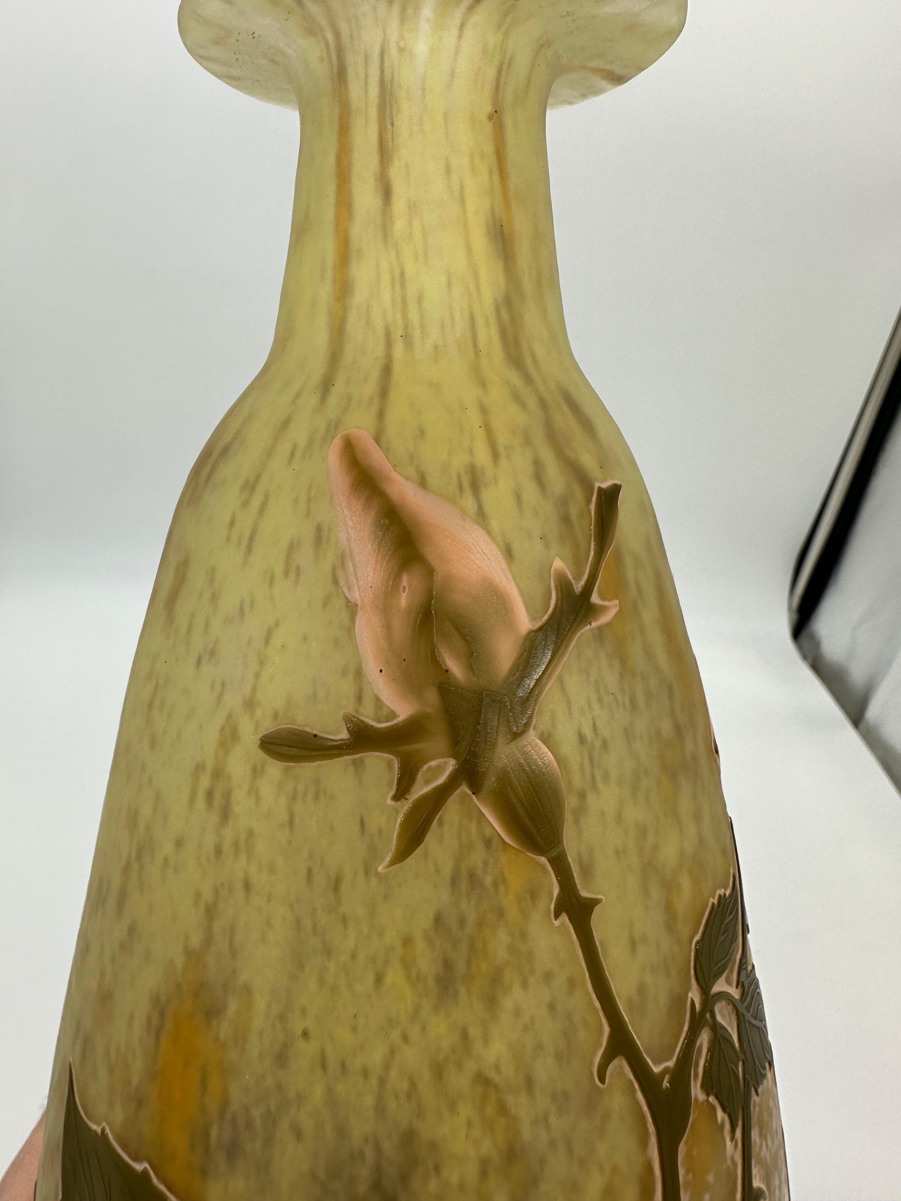 Rare vase en verre camée à double recouvrement Daum Nancy Rose 'La France' sculpté à la roue en vente 2