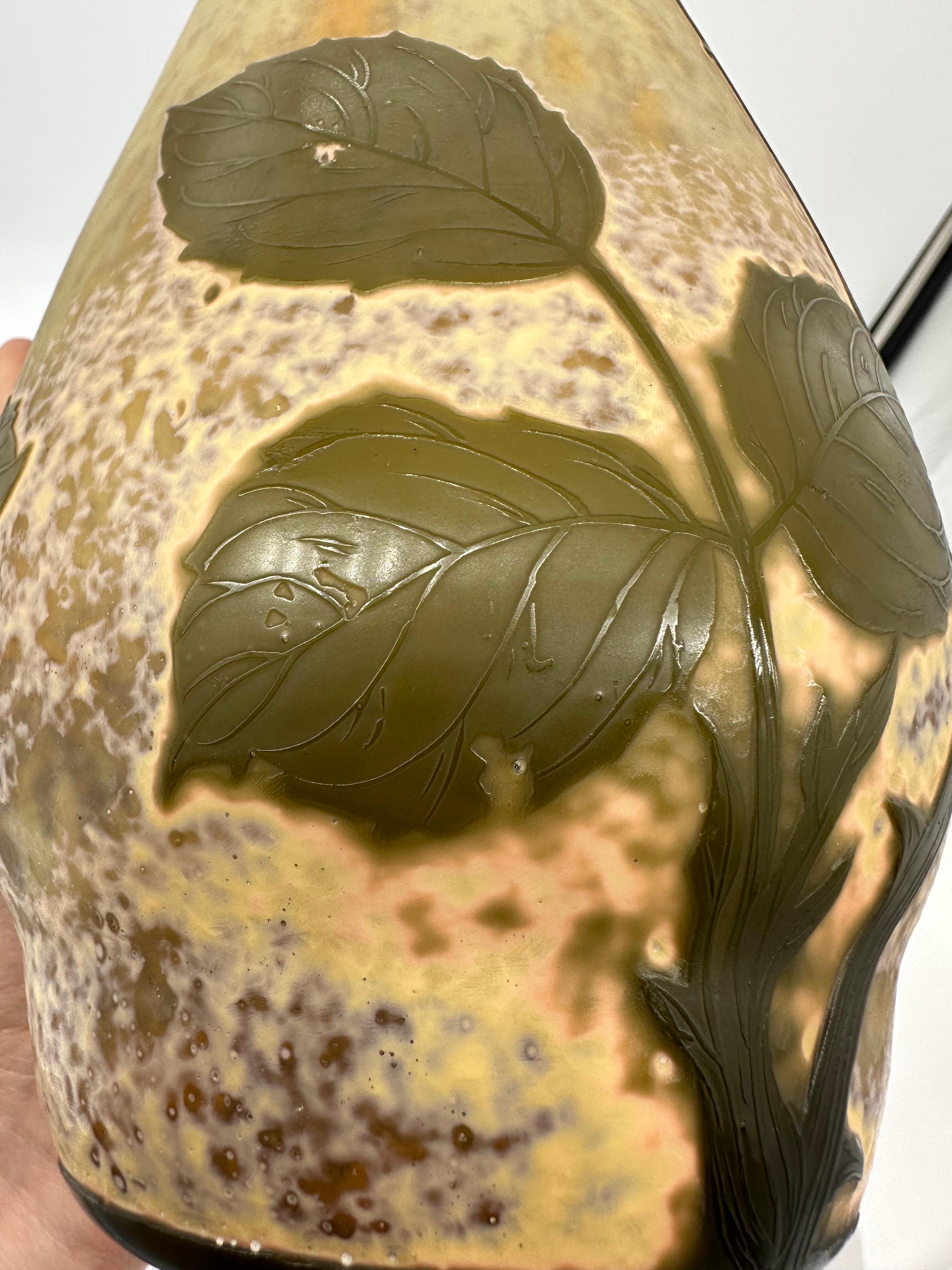 Rare vase en verre camée à double recouvrement Daum Nancy Rose 'La France' sculpté à la roue en vente 3