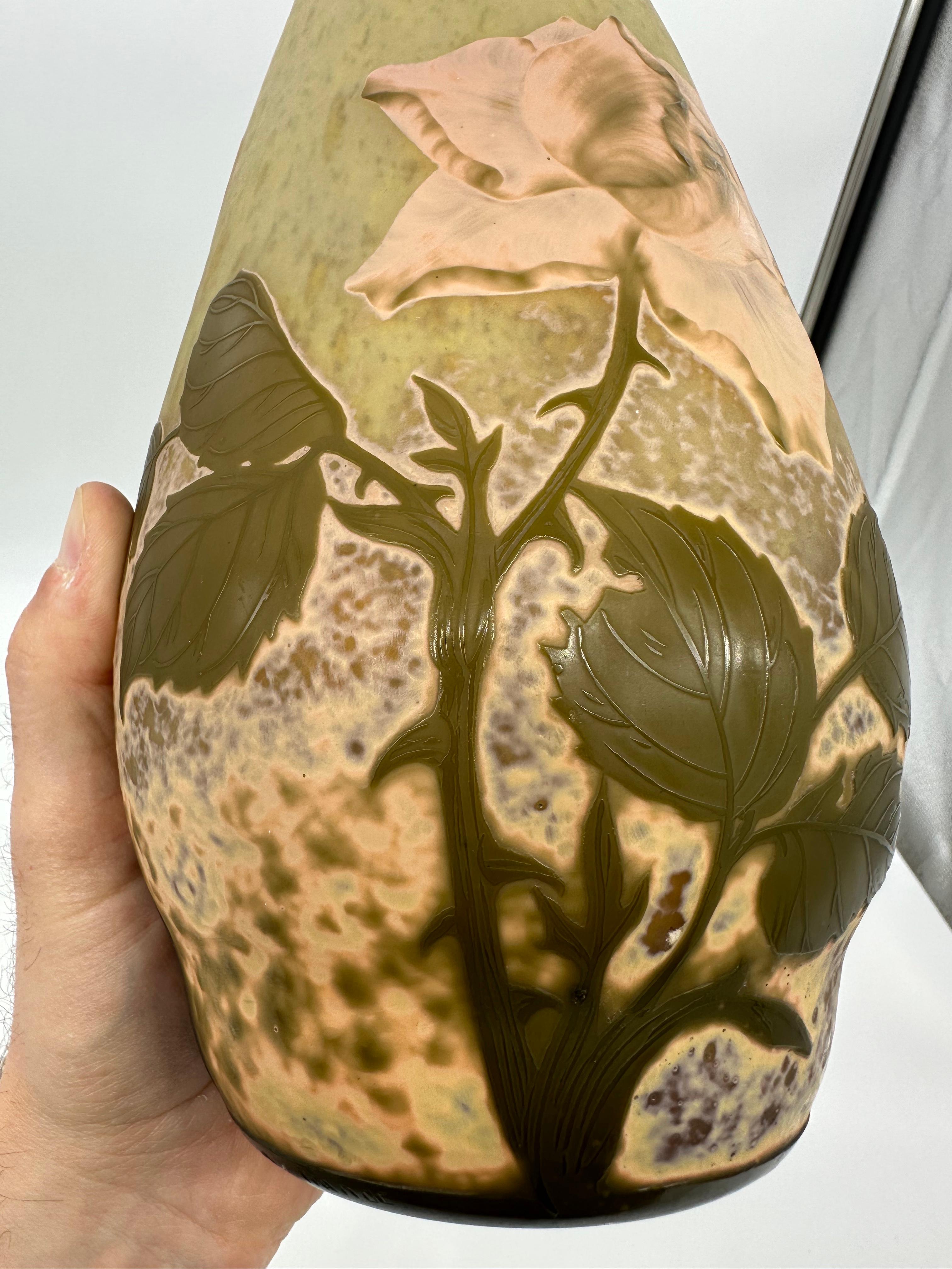 Rare vase en verre camée à double recouvrement Daum Nancy Rose 'La France' sculpté à la roue en vente 6