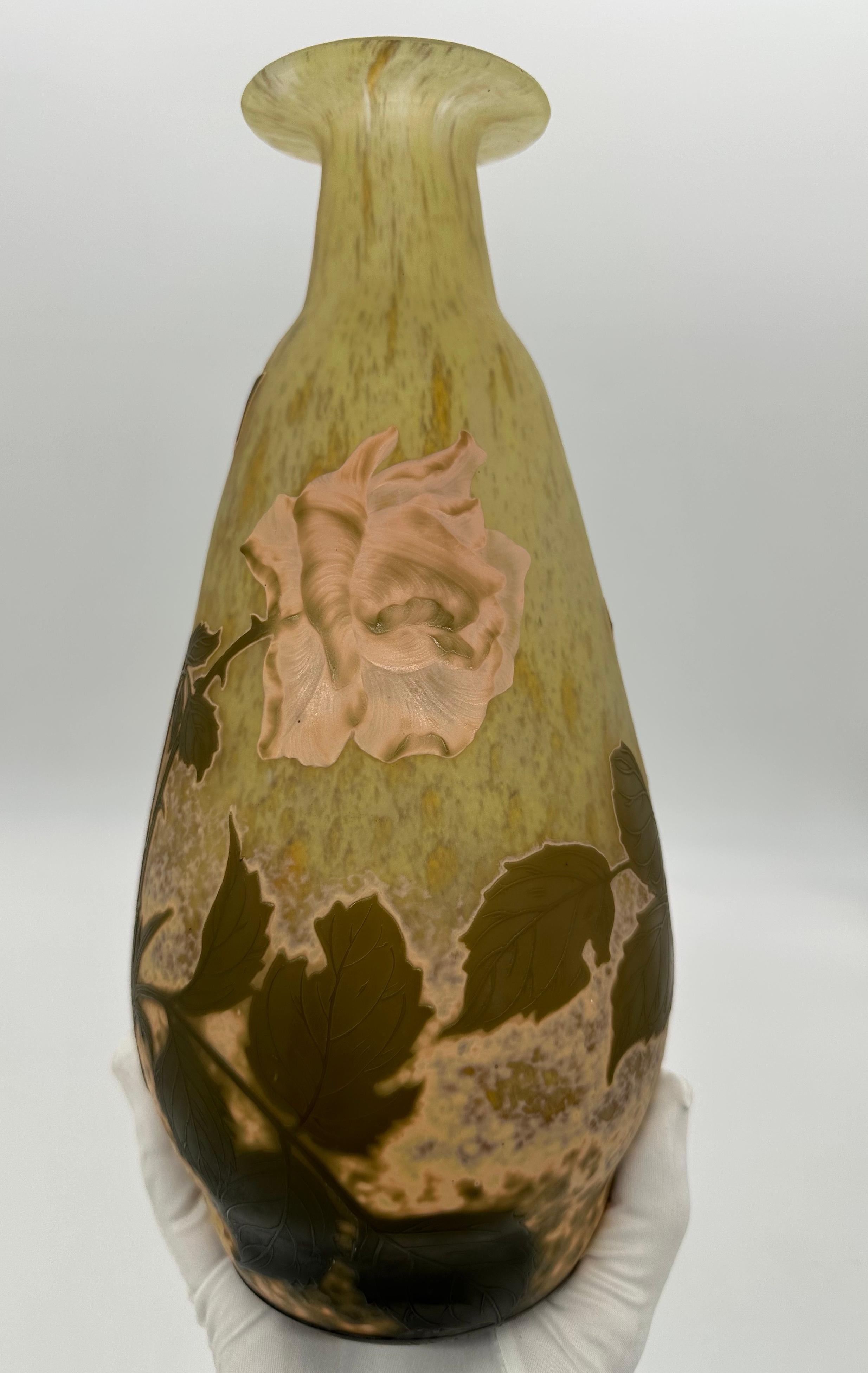 Diese wunderschöne, elegant geformte Vase mit ausgestelltem Rand von Daum Nancy hat folgende Merkmale 
Rad geschnitzt Kamee Glas von höchster Qualität Detaillierung eine erstaunliche rosa Rosen, oder Rose von Frankreich oder Rosa 'La France'. zwei