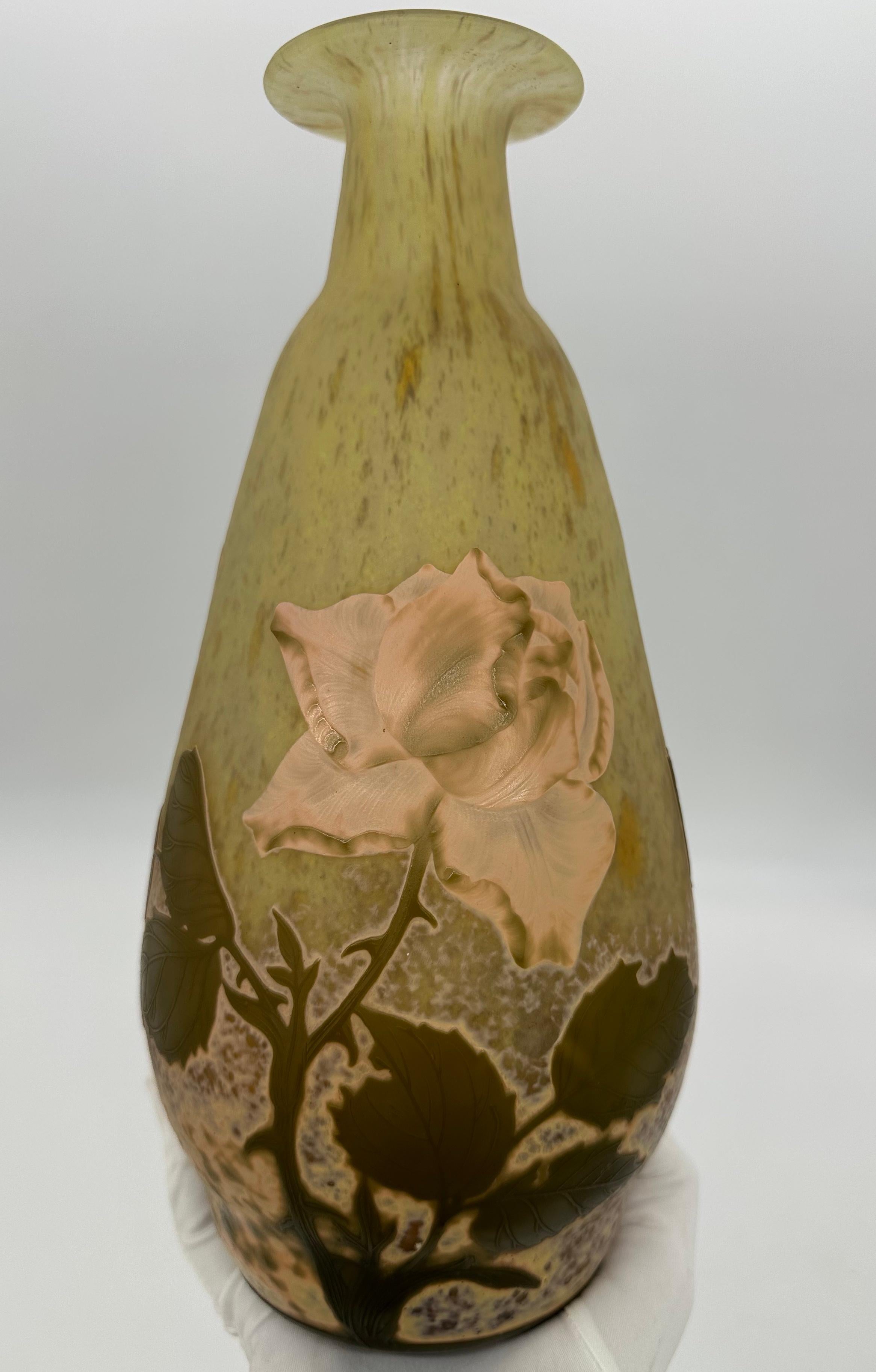 Français Rare vase en verre camée à double recouvrement Daum Nancy Rose 'La France' sculpté à la roue en vente