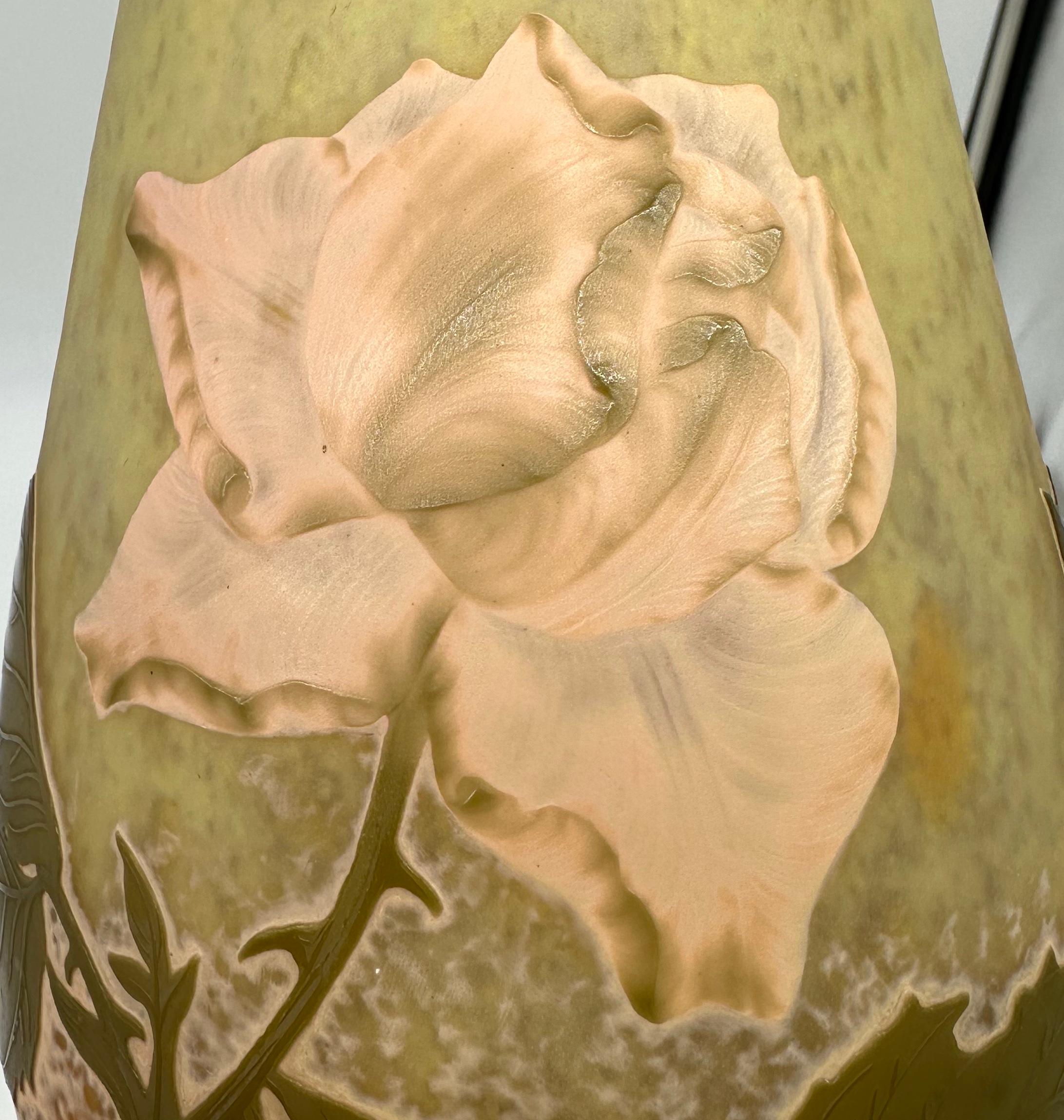 Sculpté Rare vase en verre camée à double recouvrement Daum Nancy Rose 'La France' sculpté à la roue en vente