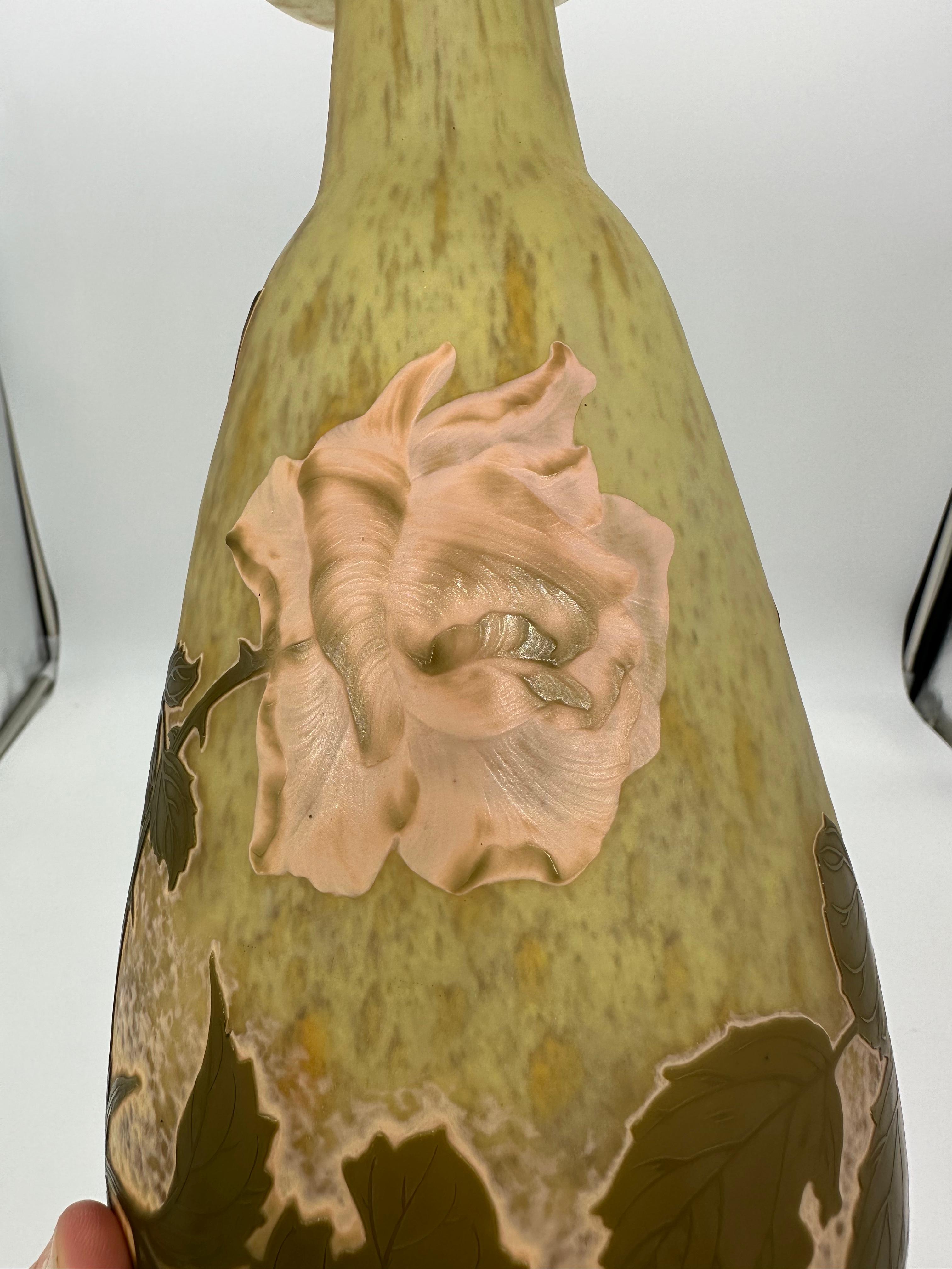 Rare vase en verre camée à double recouvrement Daum Nancy Rose 'La France' sculpté à la roue en vente 1