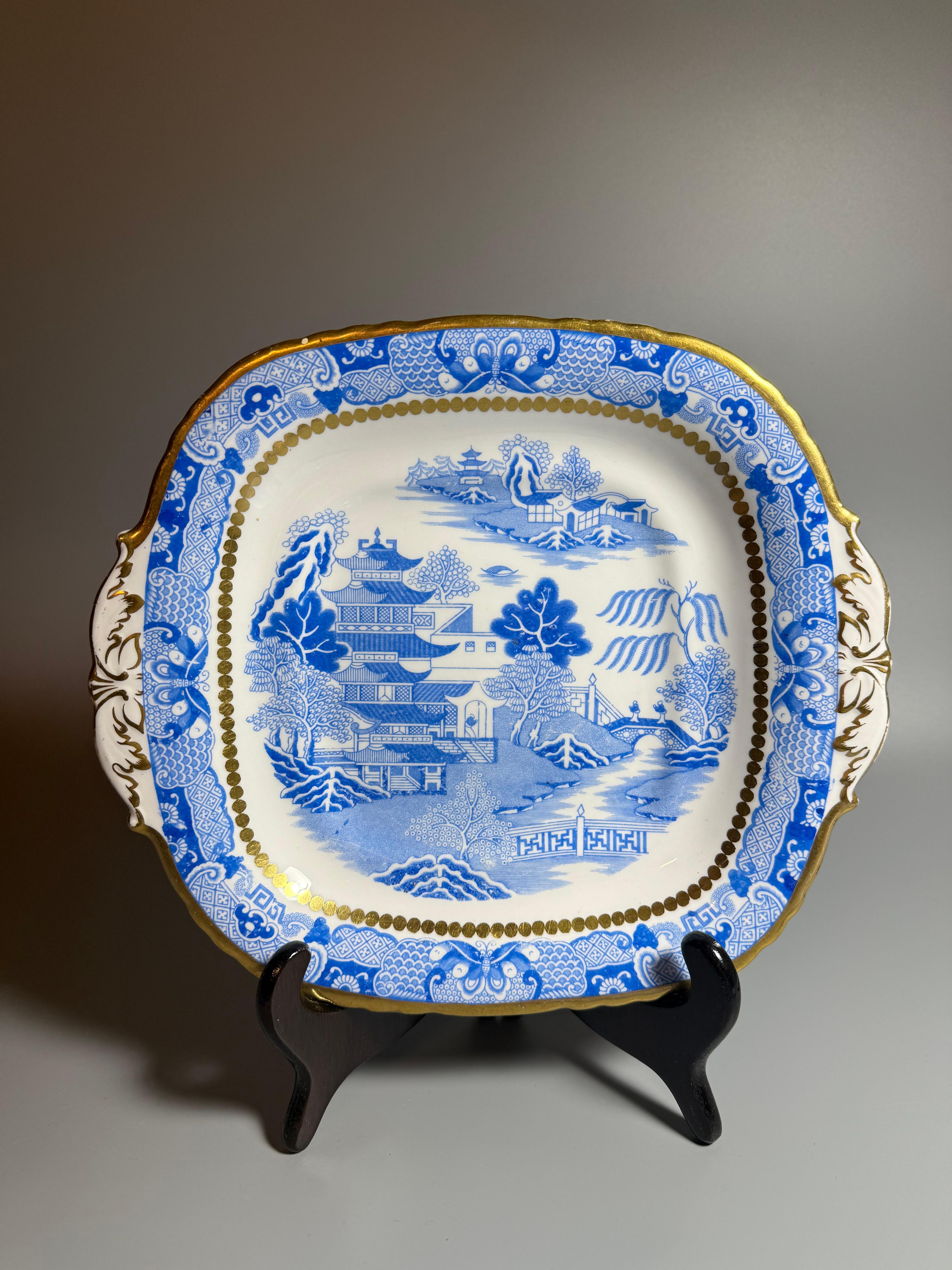 Gilt Canton Style White Blue Porcelain Davenport England Willow Six pieces 1820-1886 For Sale