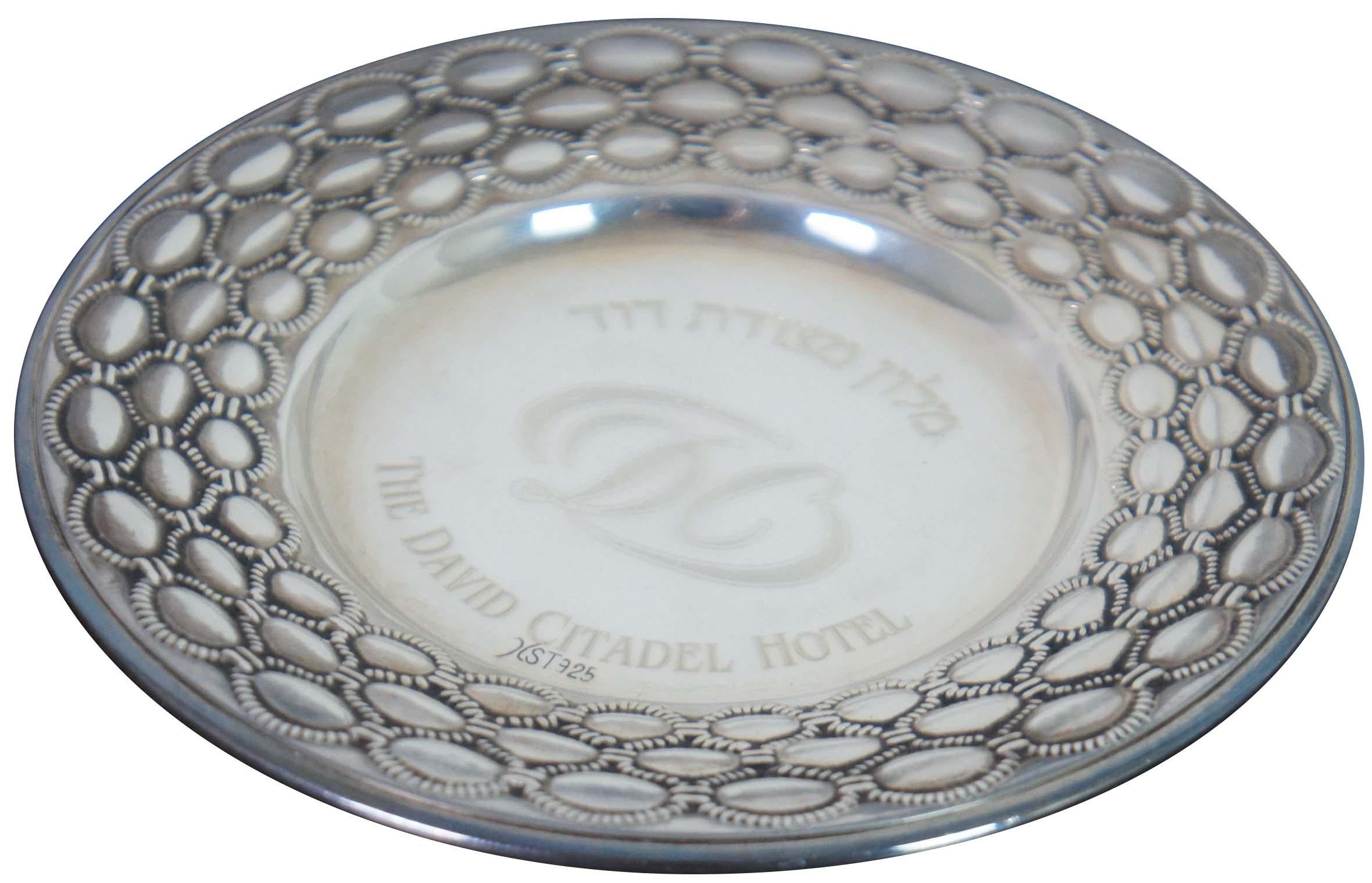 Vintage 925 Sterling Silber Schmuckschale oder kleiner Teller aus dem David Citadel Hotel in Jerusalem mit dekorativem Perlenmuster um den äußeren Rand.

4