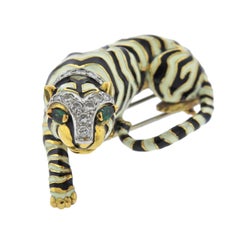 David Webb Broche tigre rare en or et platine avec diamants et émeraudes