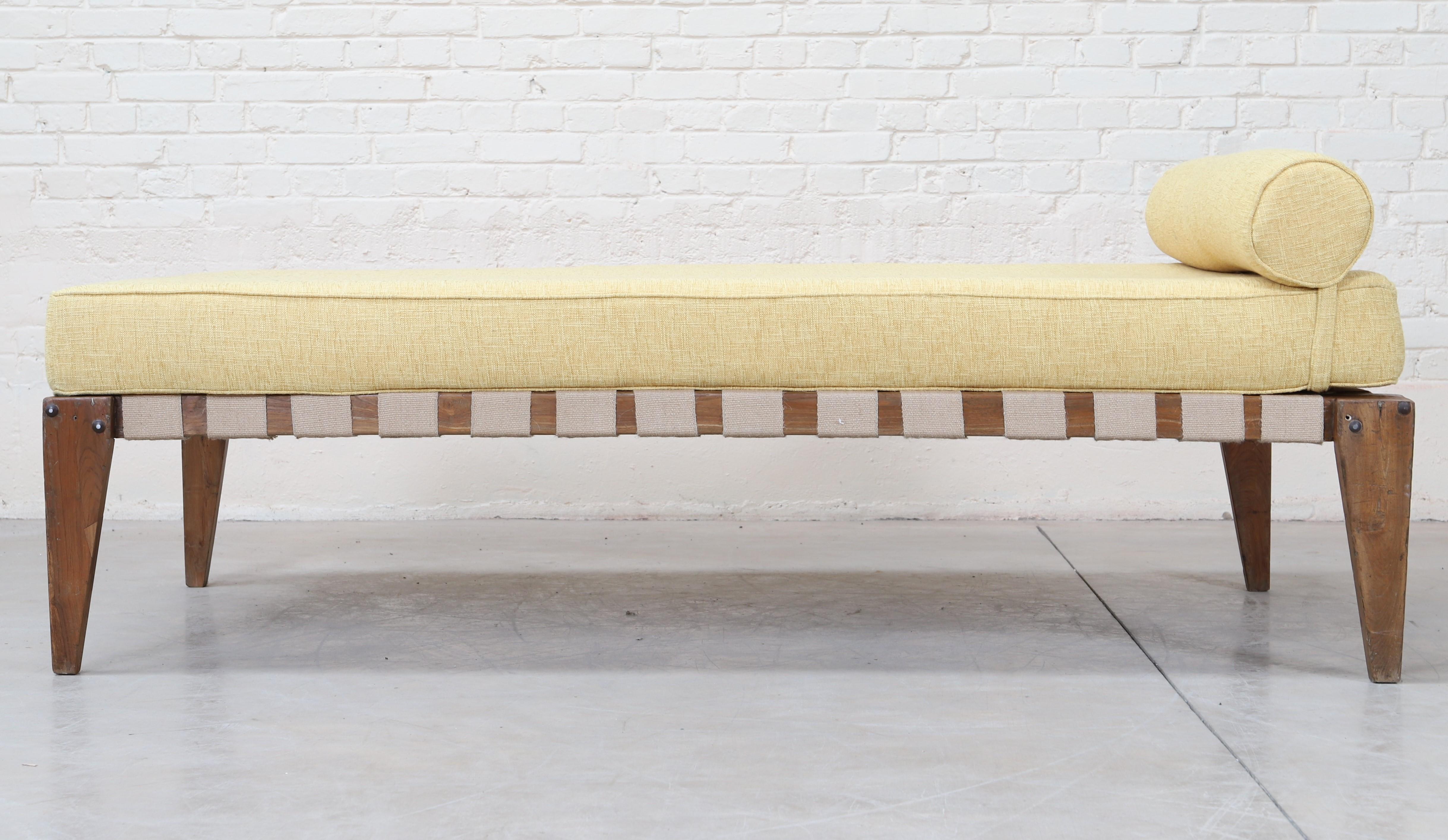 “Day bed” from Pierre Jeanneret (1896-1967)
Teak daybed resting on tapered legs, lined with a mattress of restored earthen yellow fabric.
A certificate of expertise will be given to the buyer by Mr. Denoyelle Adrien (CECOA approved expert)
Use