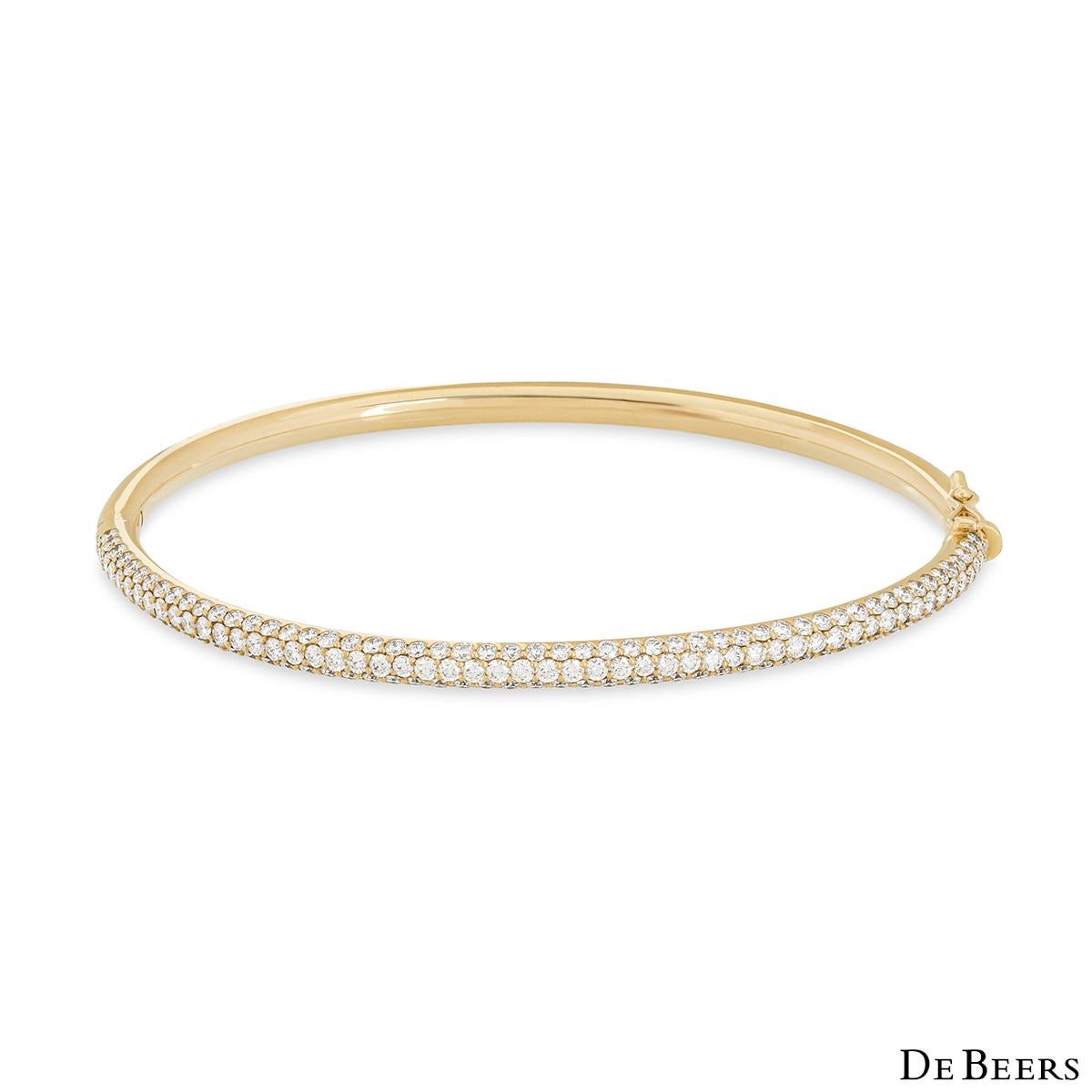 Seltener De Beers Seltener Gelbgold Klassischer Diamant-Armreif mit drei Reihen (Rundschliff) im Angebot