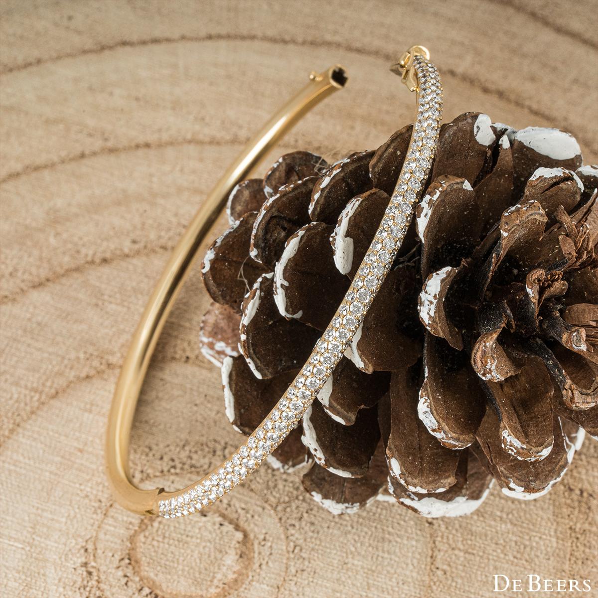 Bangle a tre file con diamante classico in oro giallo De Beers Rare in vendita 3