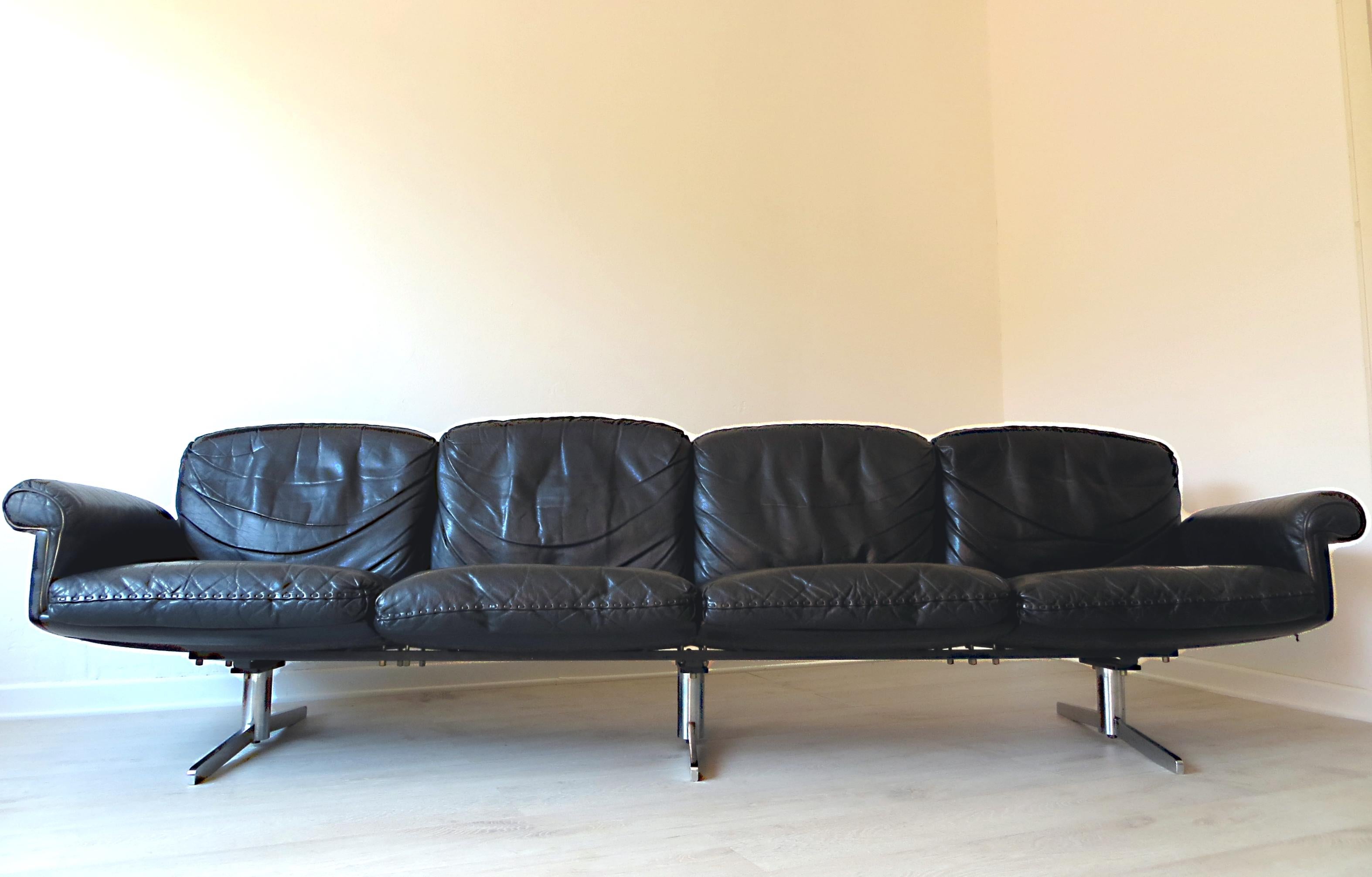 The DS-31 sofa or bench model series is one of the design classics from the worldwide renowned leather manufacturer and 
luxury Swiss brand De Sede. 

+ Very rare DS-31 version with 4 seats and with chrome feet base of the 1st generation from