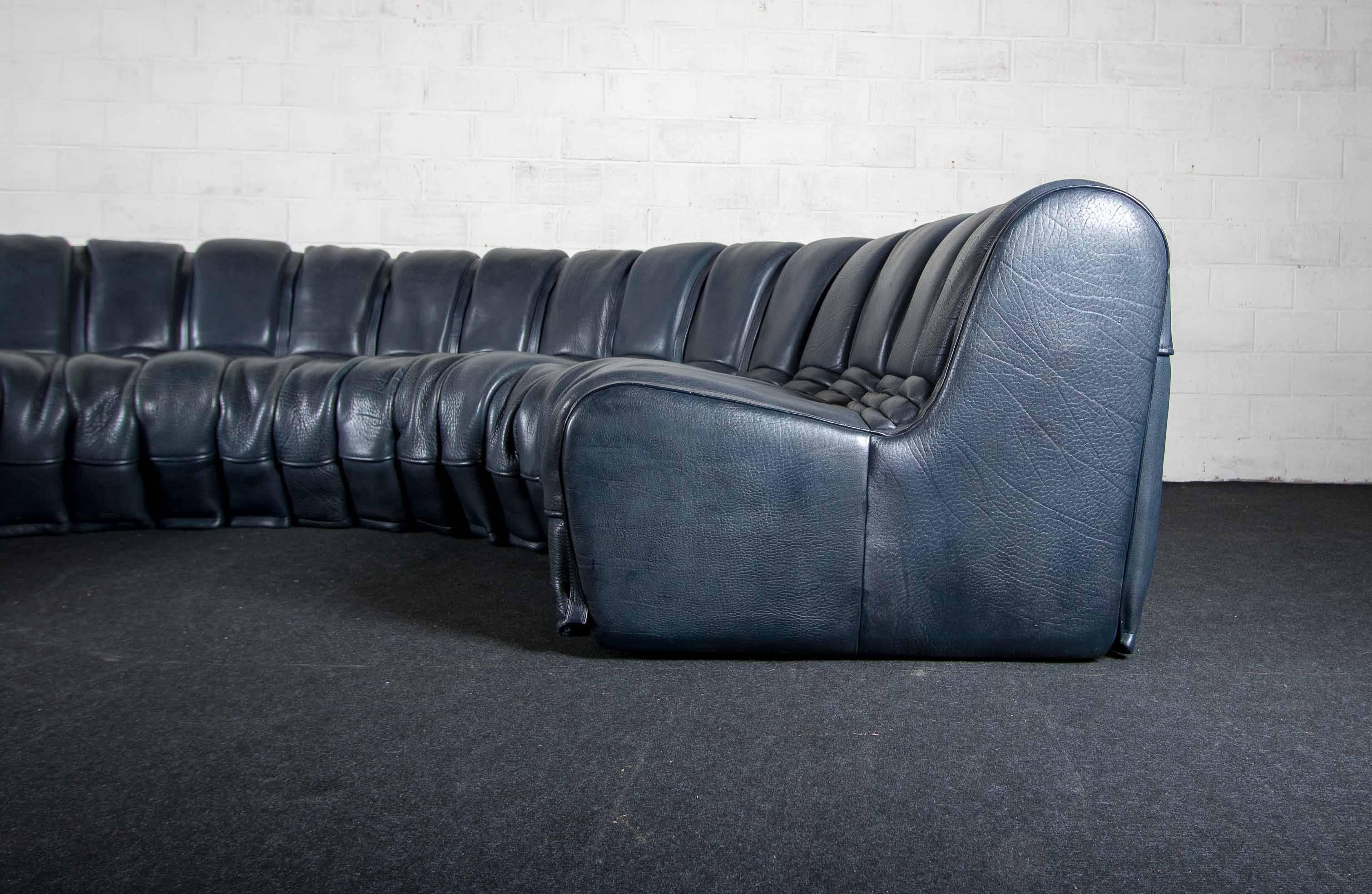 Exclusive and rare sofa made by the Swiss brand De Sede.
This model DS600 is designed by Ernst Lüthy and has 20 separate parts that are connected to each other.
Other then the original DS600 from De Sede these rare edition is fully coverd in thick