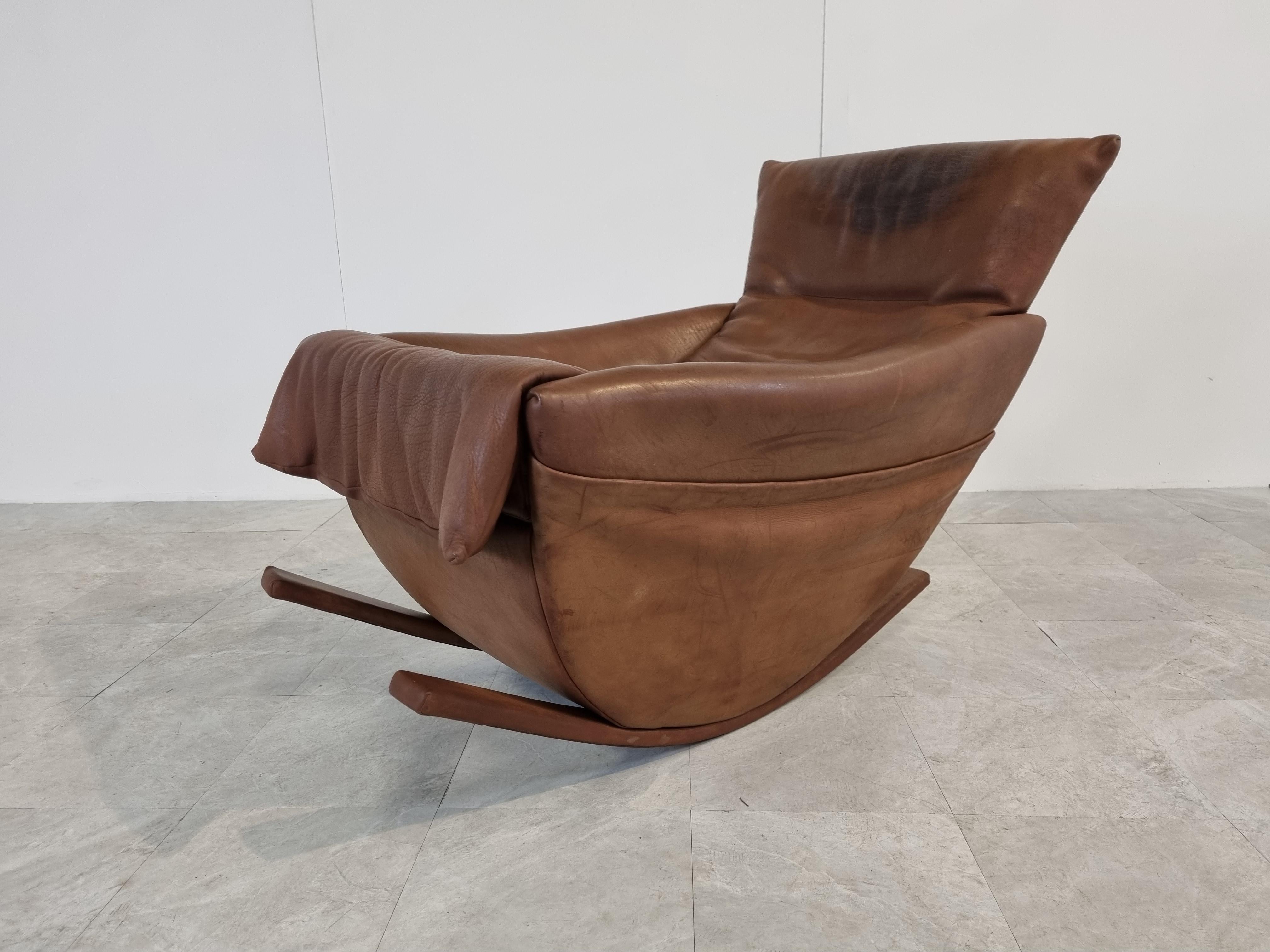 Legant and rare thick Buffalo leather rocking chair by De Sede of Switzerland.

The leather is everlasting and has a beautiful patina.

2 Cool design features:
- Leather handle at the back
- Leather legs

 Good condition

1970s -
