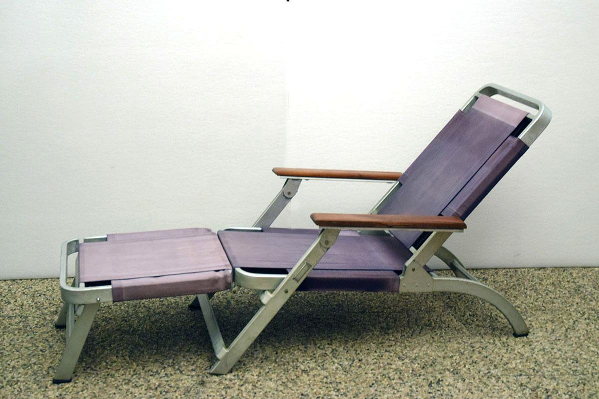 Tumbona muy rara del Transatlántico Michelangelo fabricada por Cantieri Ansaldo en Génova en 1965.
Armazón tubular de aluminio con reposabrazos de teca, asiento y respaldo superpuestos de lona gruesa impermeable sujeta con cuerdas trenzadas, con