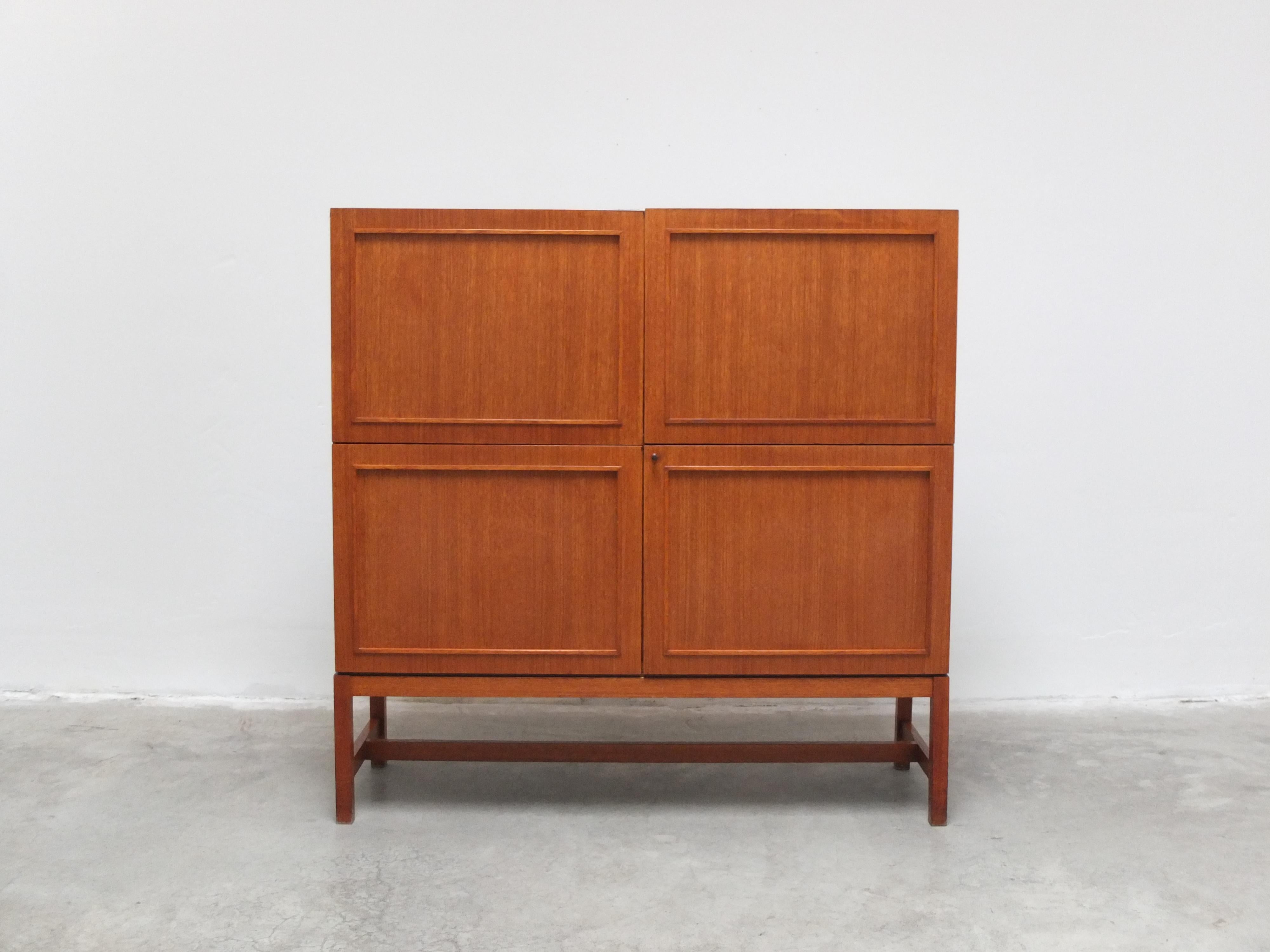 Bellissimo mobile bar prodotto da V-Form in Belgio intorno al 1966 e molto probabilmente progettato da Oswald Vermaercke. Un design molto particolare in legno di teak chiaro con una forte espressione decorativa grazie al motivo geometrico delle ante
