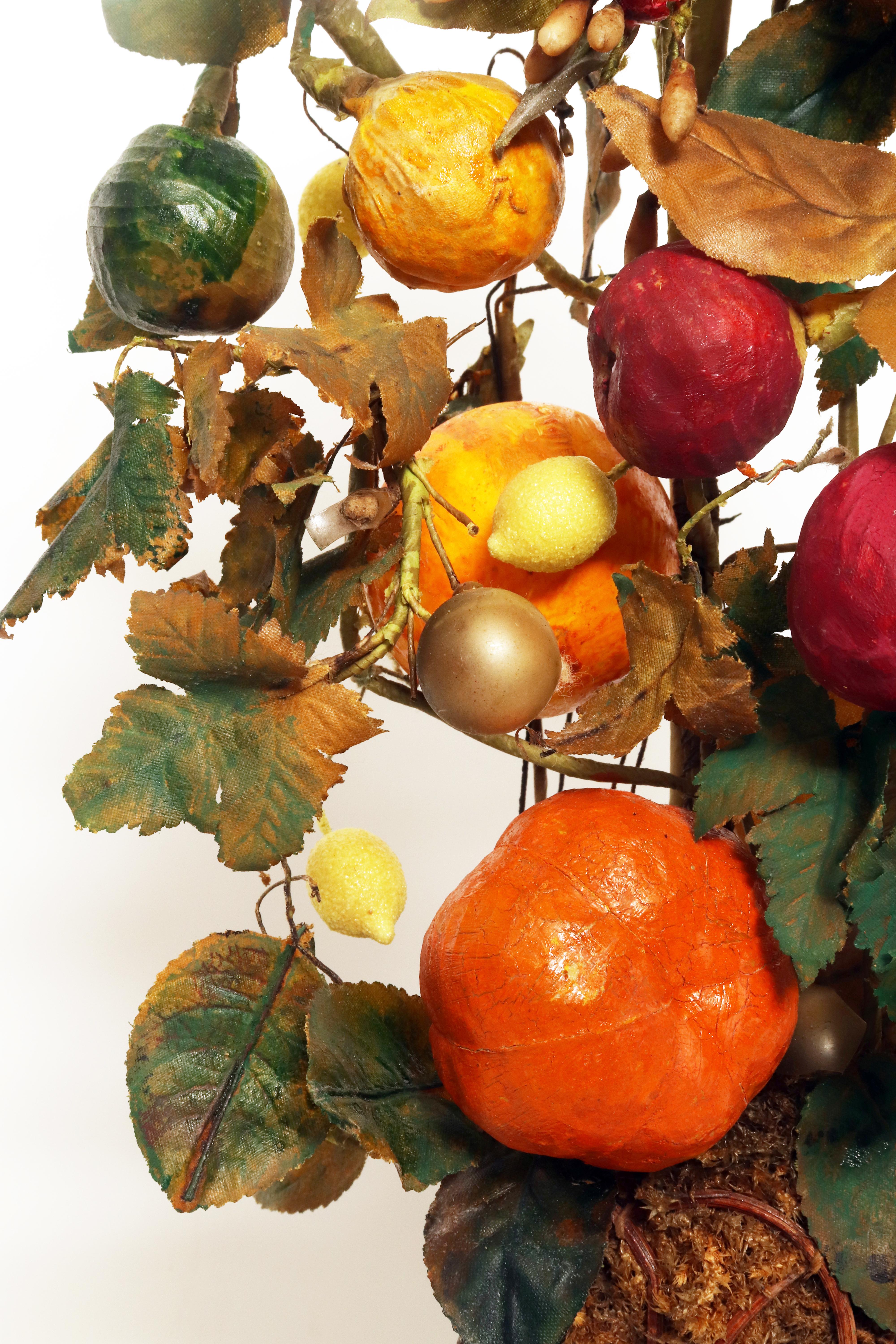 Rara cesta decorativa de frutas hecha de cera. Italia, primera mitad del siglo XIX. en venta 9